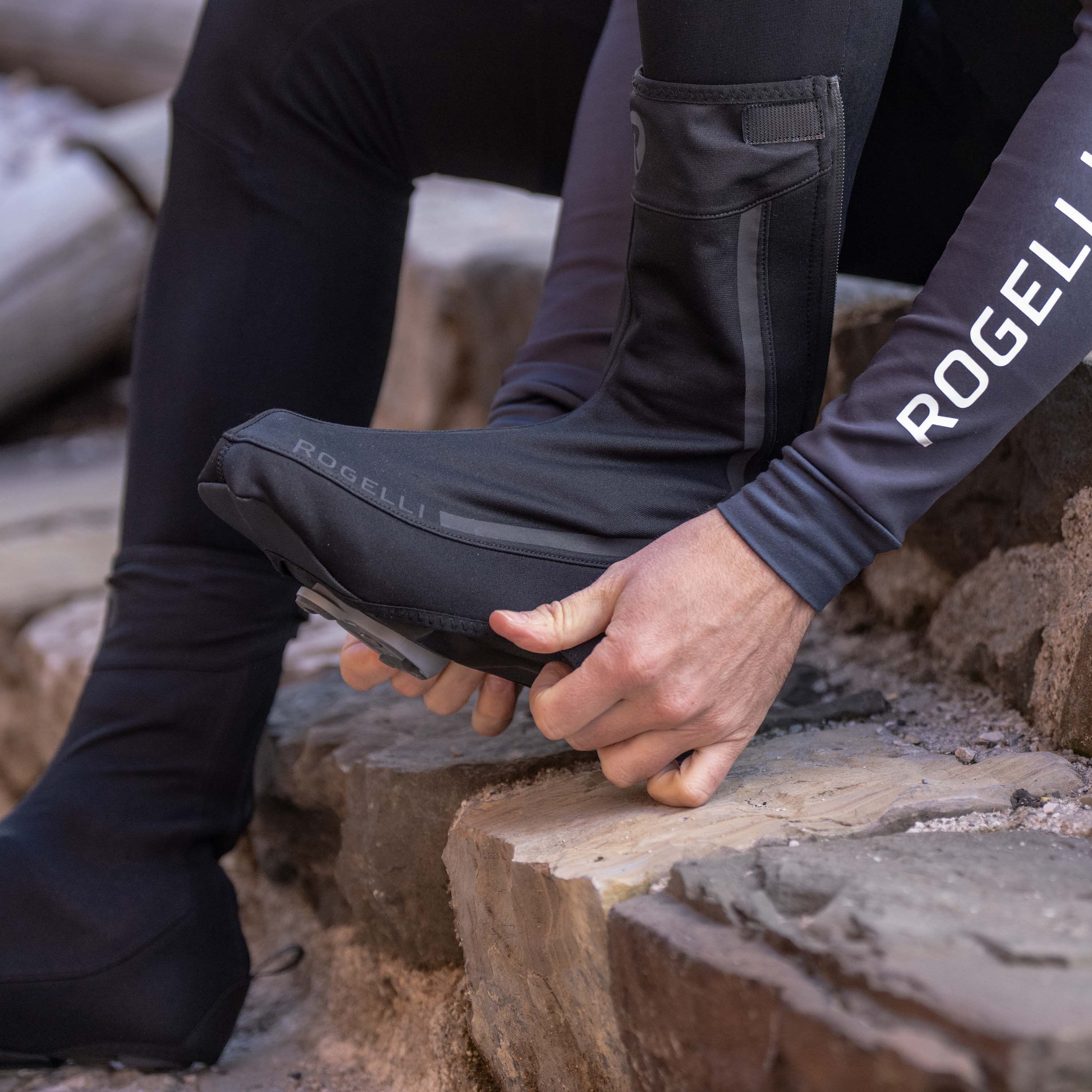 Foto van een man die een overschoen aantrekt als kleine afbeelding voor de overschoenen aantrekken pagina.