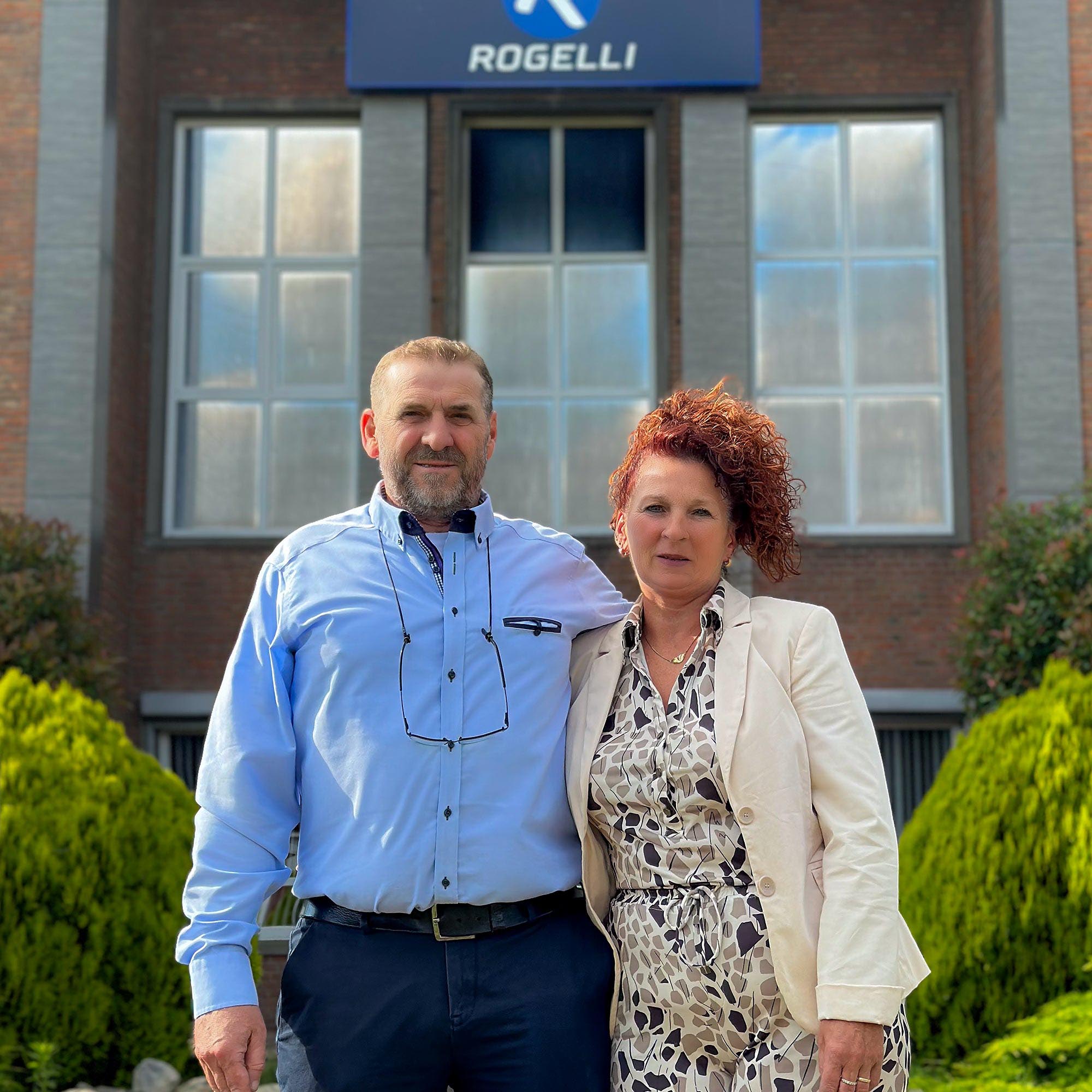 Foto van Marijn en Collinda voor het pand in st Willebrord.