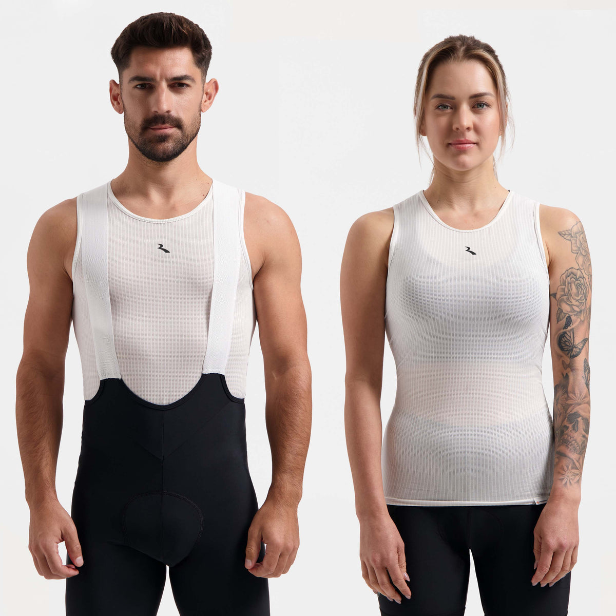 Man en vrouw in wit Rogelli Kite II mouwloos ondershirt als ademende basislaag onder fietskleding.