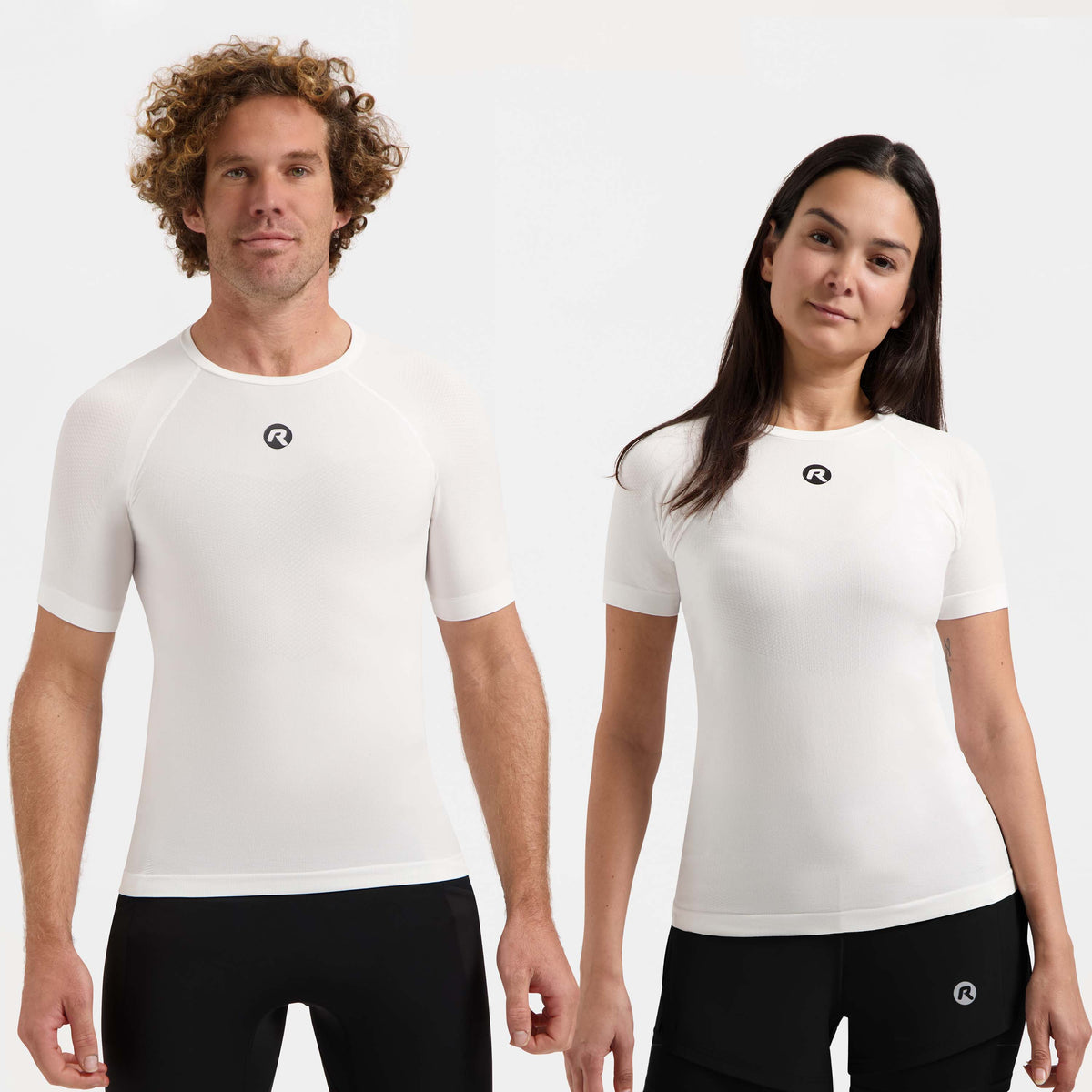 Man en vrouw in wit Rogelli Core II ondershirt met korte mouwen als ademende basislaag onder fietskleding.