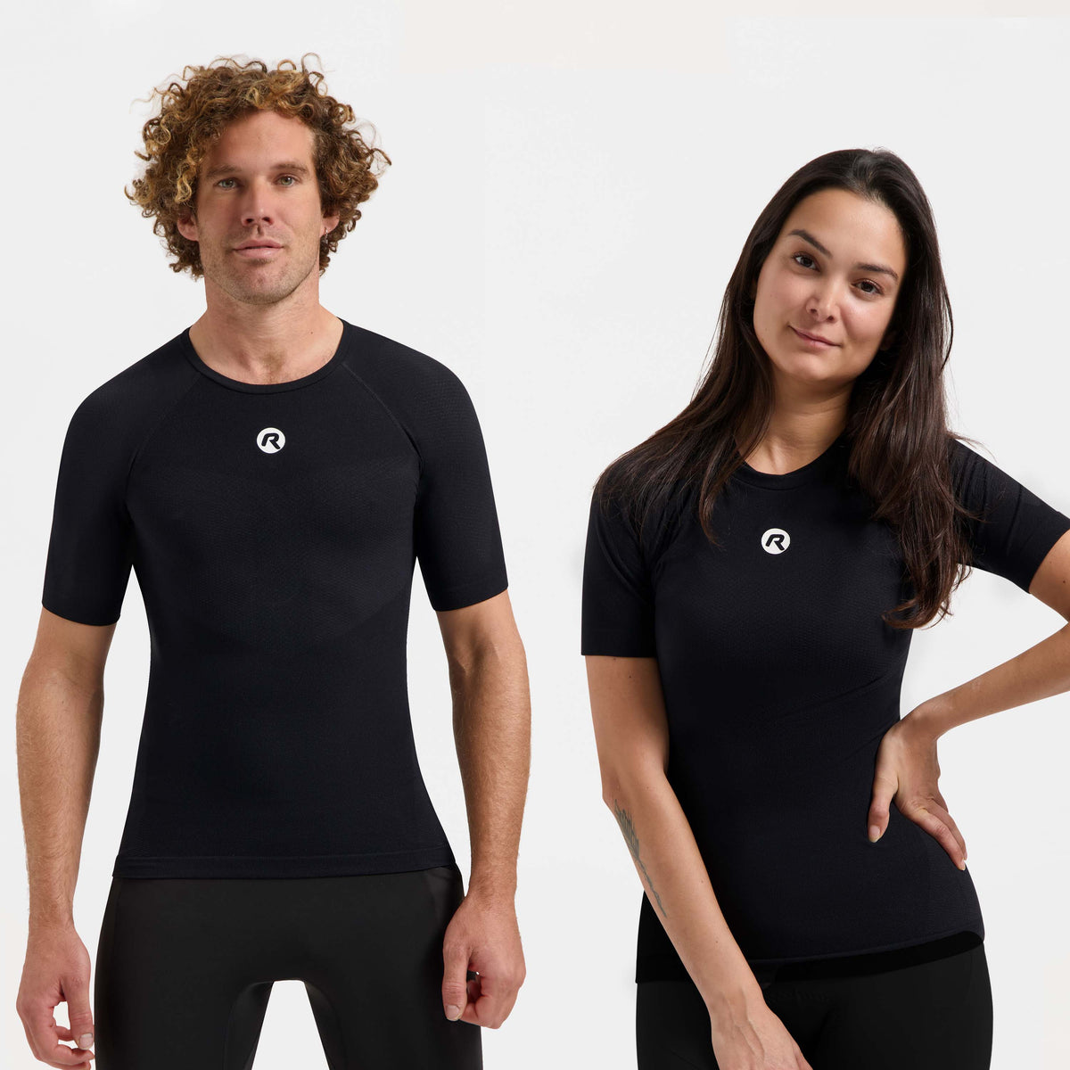 Man en vrouw in zwart Rogelli Core II ondershirt met korte mouwen als ademende basislaag onder fietskleding.
