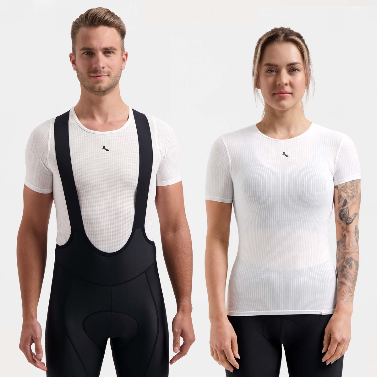 Man en vrouw in wit Rogelli Kite II ondershirt met korte mouwen als ademende basislaag onder fietskleding.