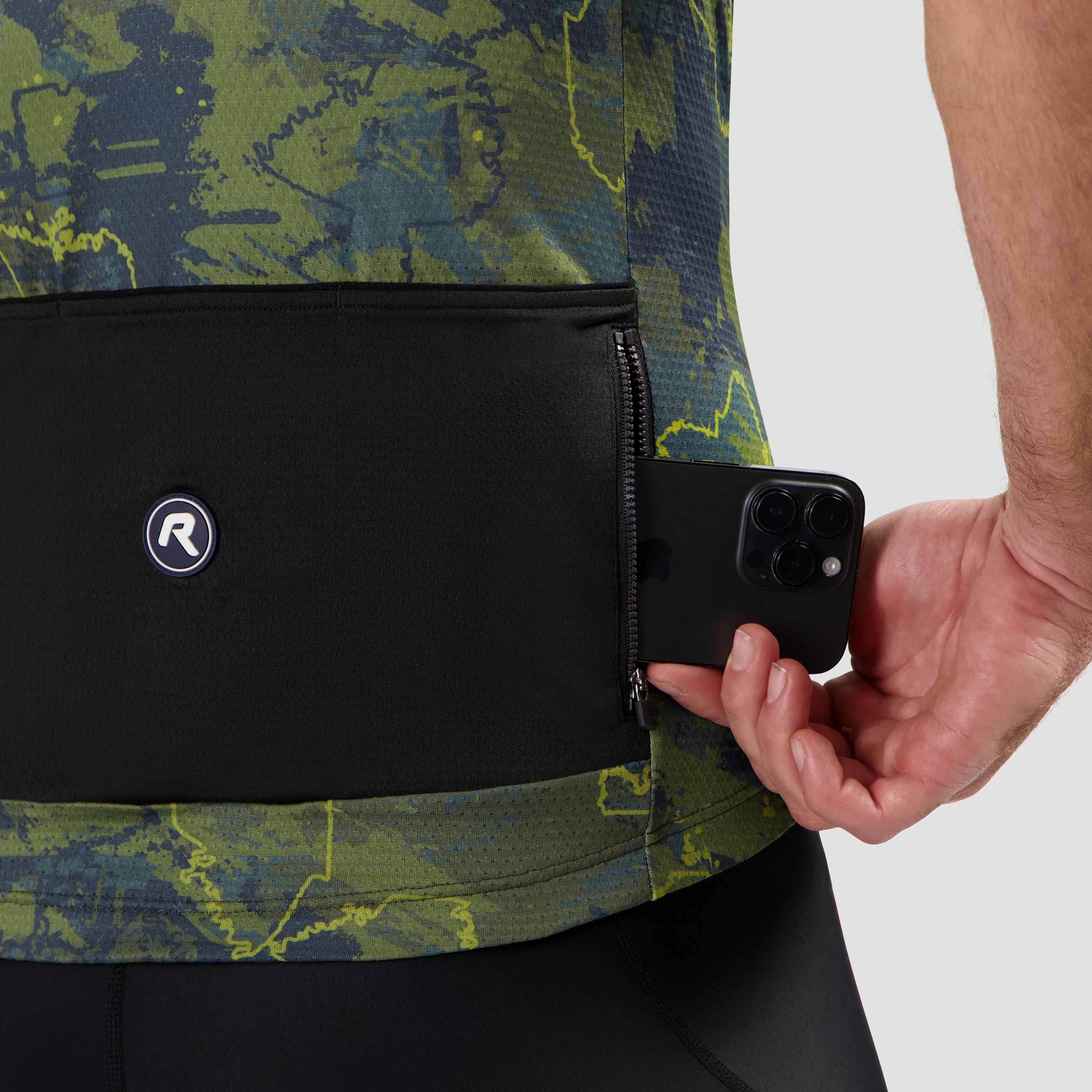 Detail van Rogelli Essential Graphic II fietsshirt heren groen korte mouw met achterzakken.