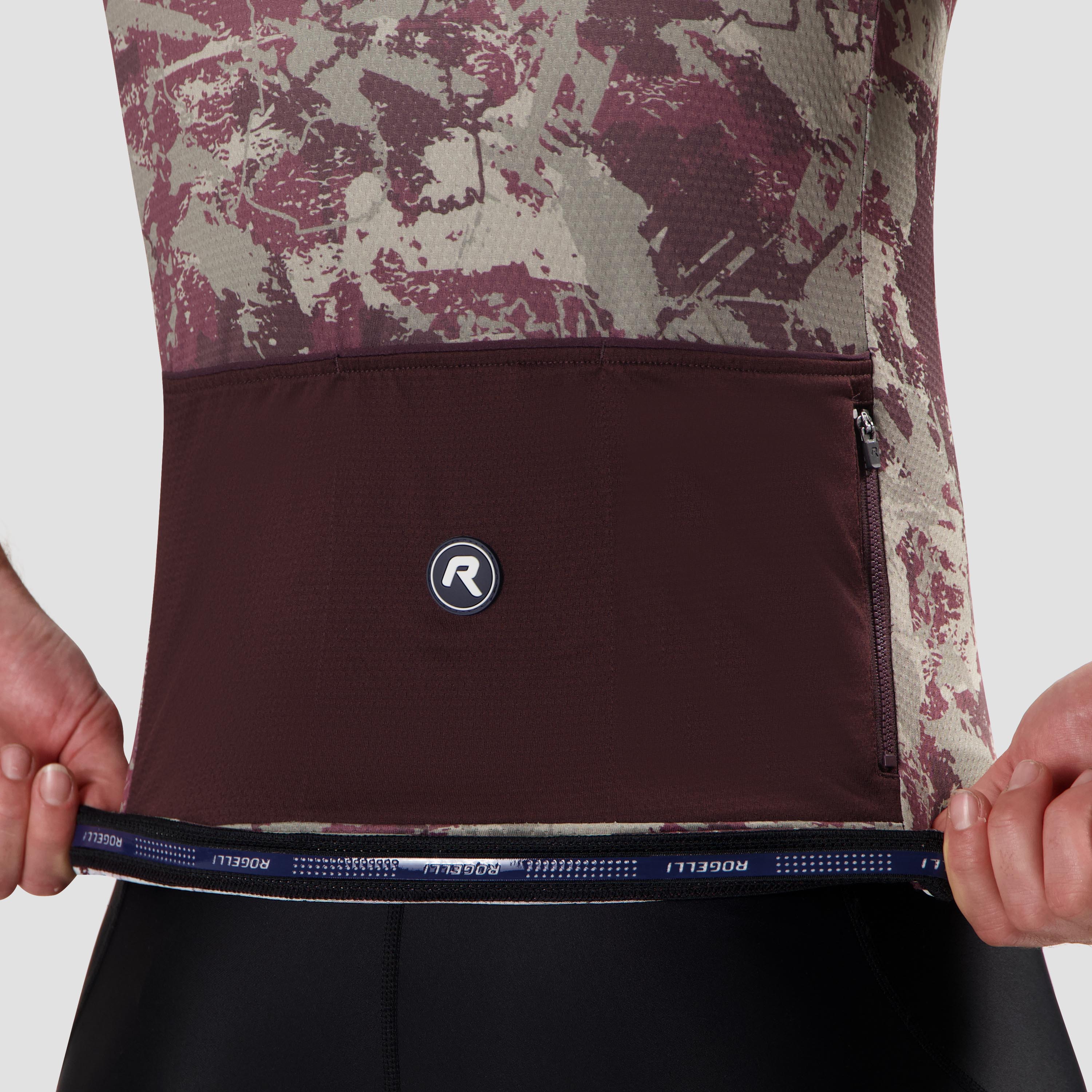 Detail van Rogelli Essential Graphic II fietsshirt heren bordeaux korte mouw achterkant.