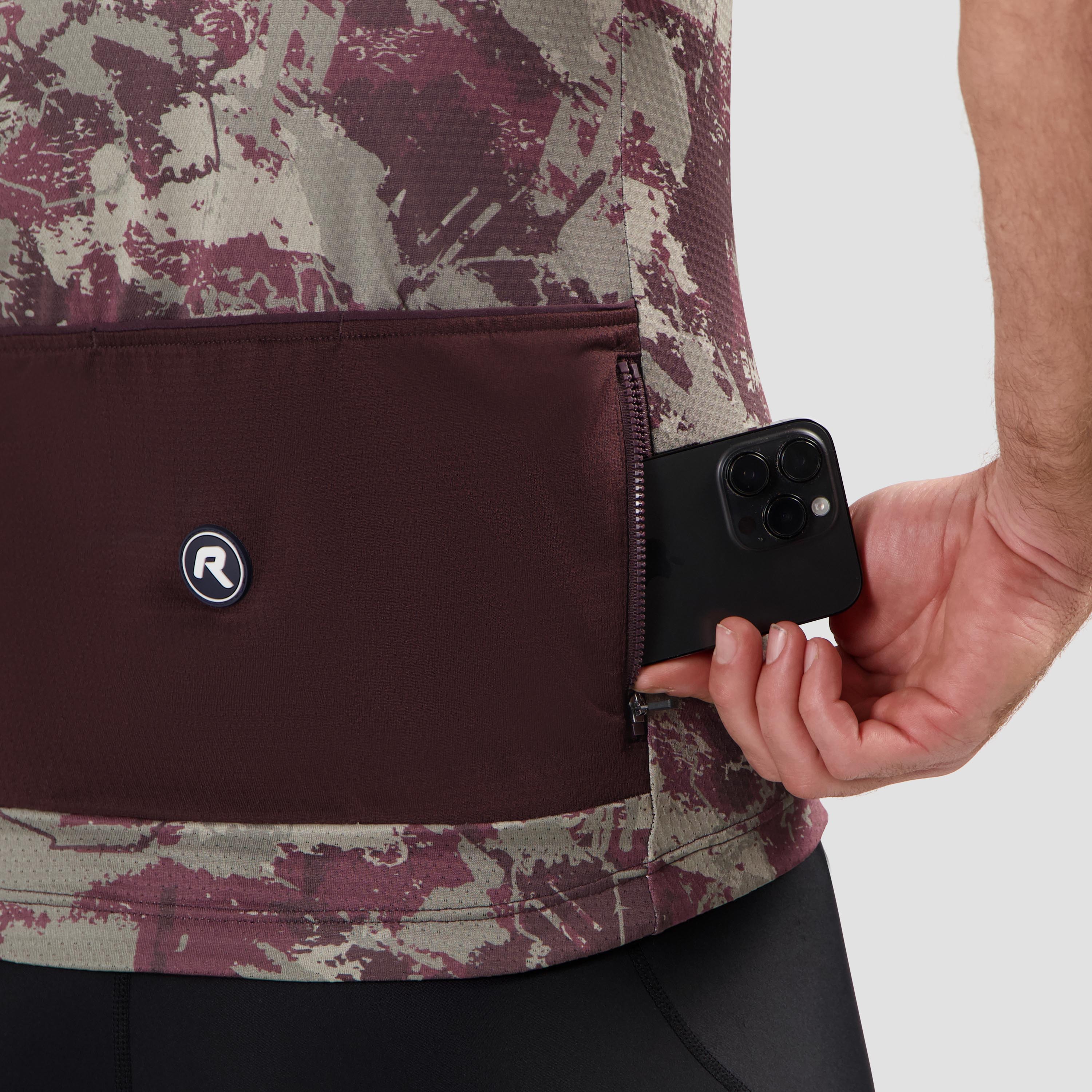 Detail van Rogelli Essential Graphic II fietsshirt heren bordeaux korte mouw met achterzakken.