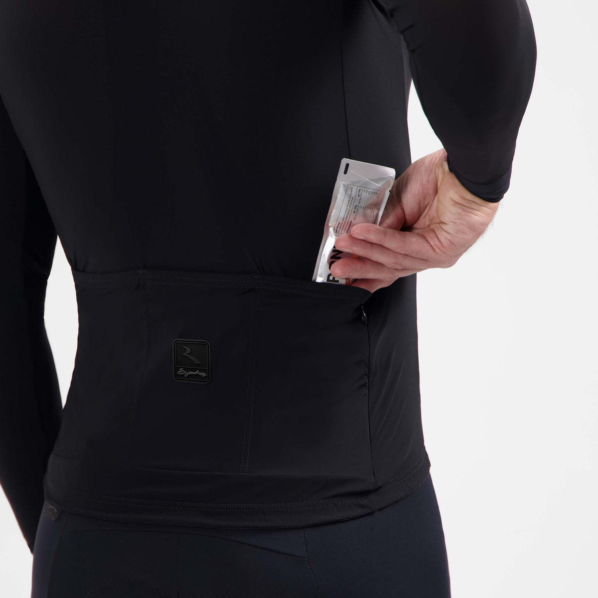 Detail van Rogelli Signature Light fietsshirt heren zwart met achterzakken.