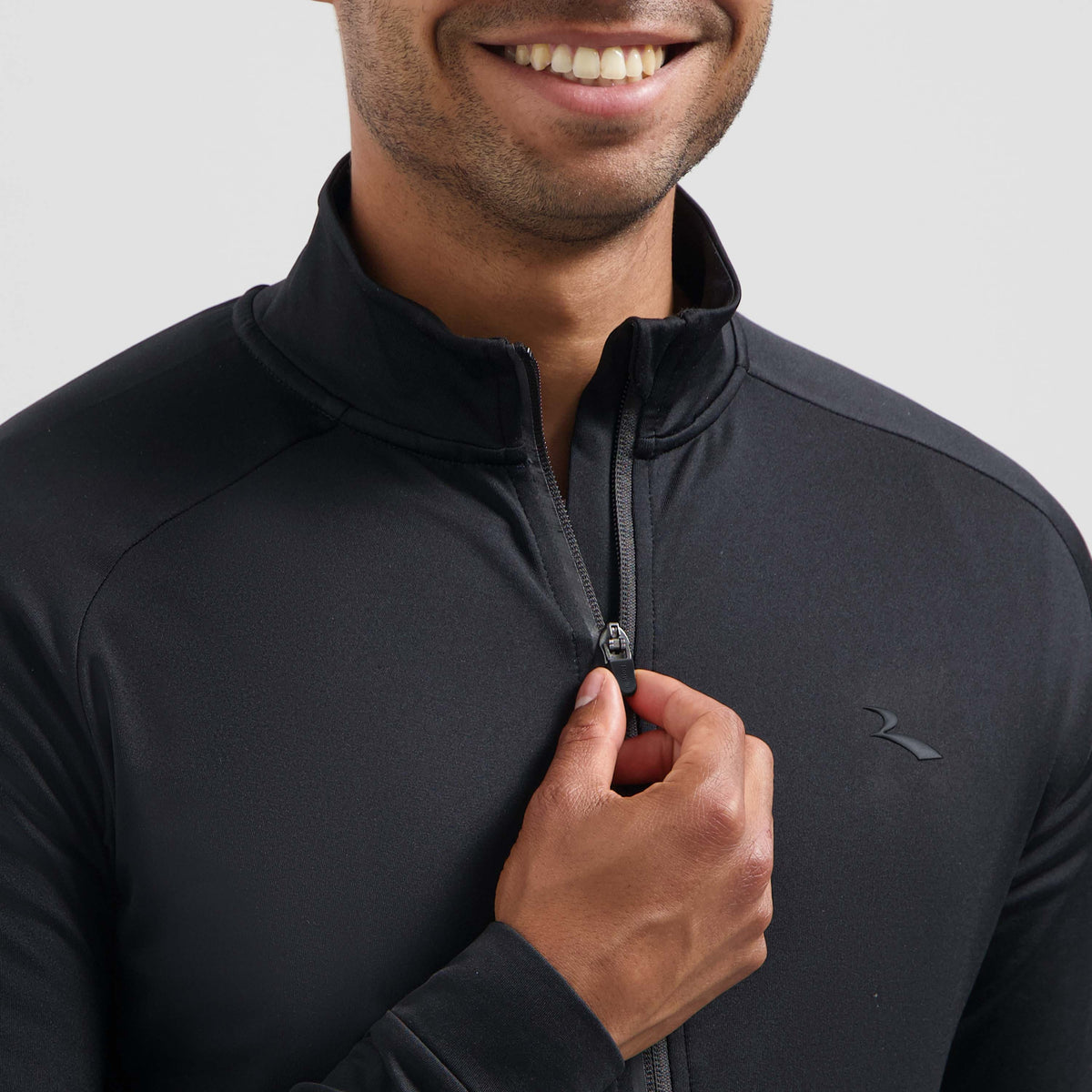 Detail van Rogelli Essential II fietsshirt heren zwart lange mouw voorkant.