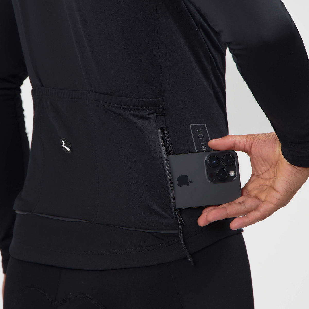 Detail van Rogelli Essential II fietsshirt heren zwart lange mouw met achterzakken.