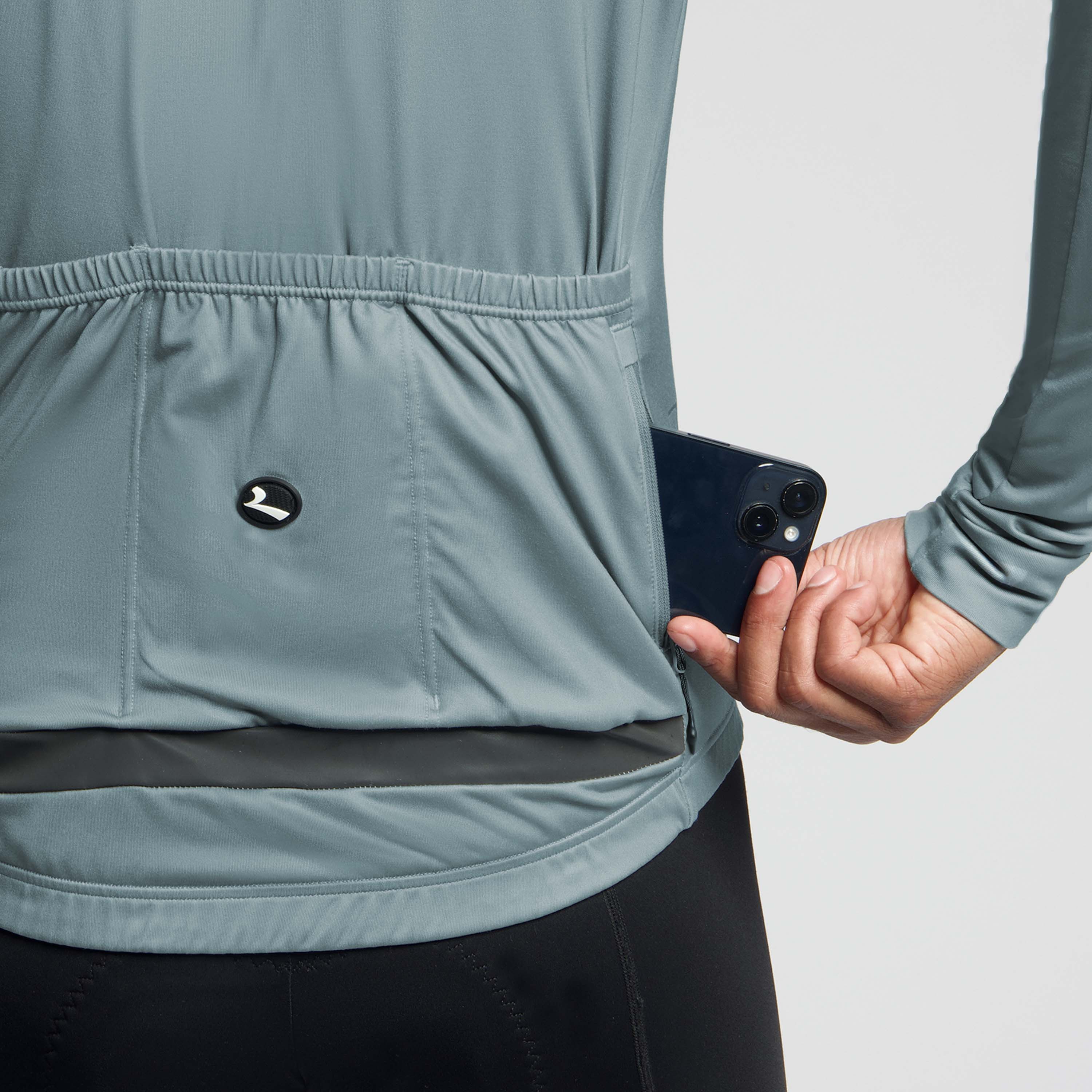 Detail van Rogelli Essential II fietsshirt heren grey met achterzakken.