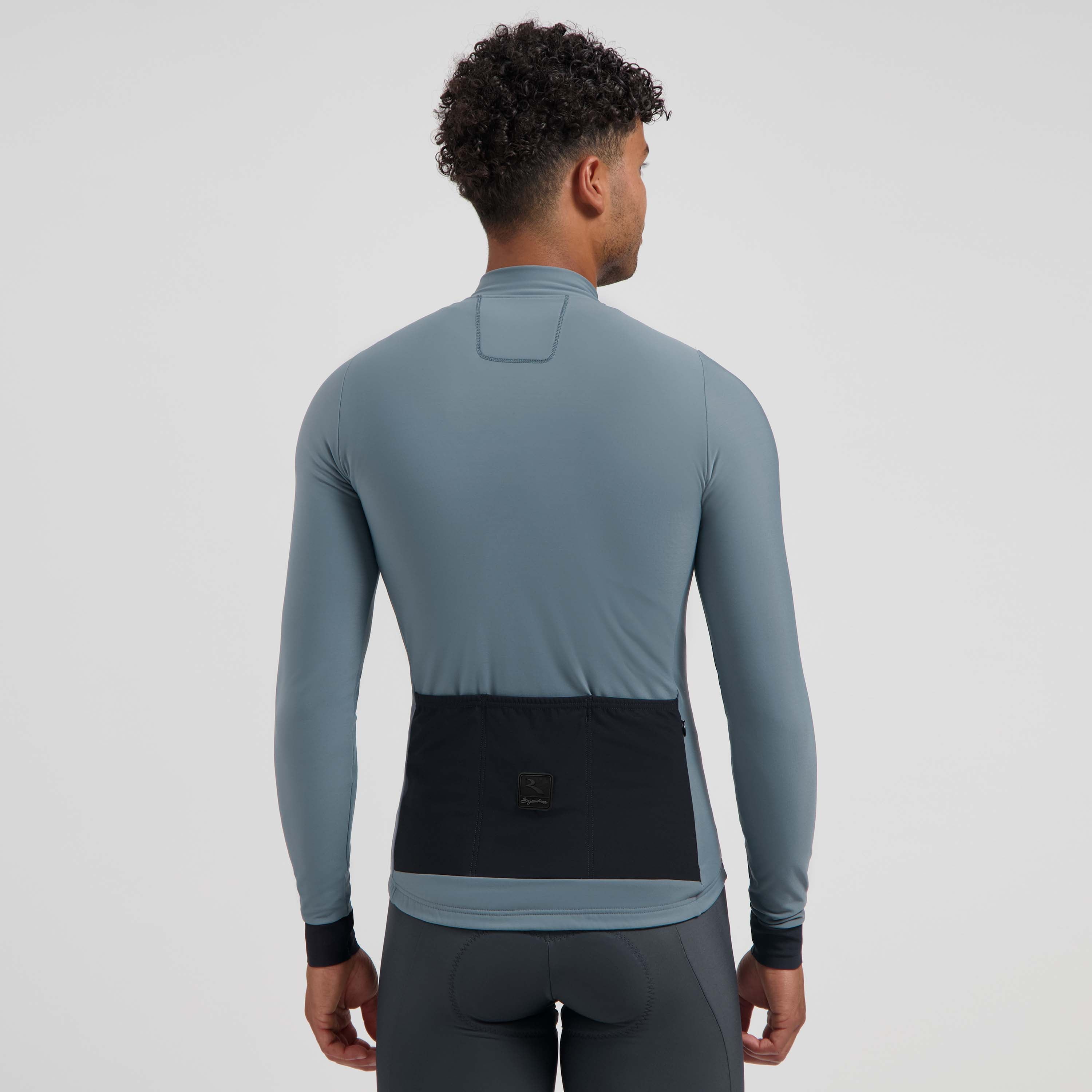 Rogelli Signature fietsshirt heren ardesia lange mouw gedragen achterkant.
