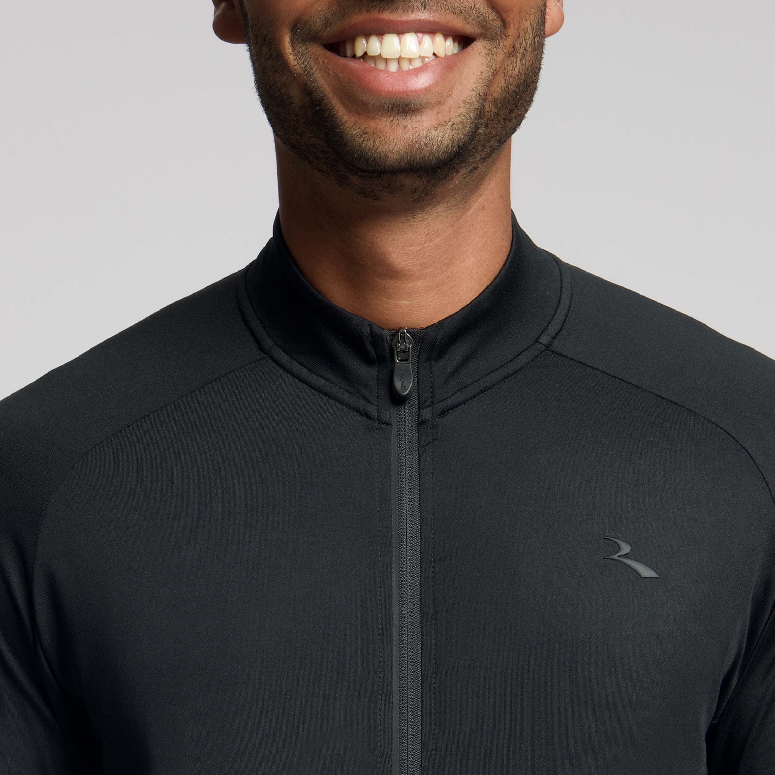 Detail van Rogelli Essential light fietsshirt zwart heren rits.