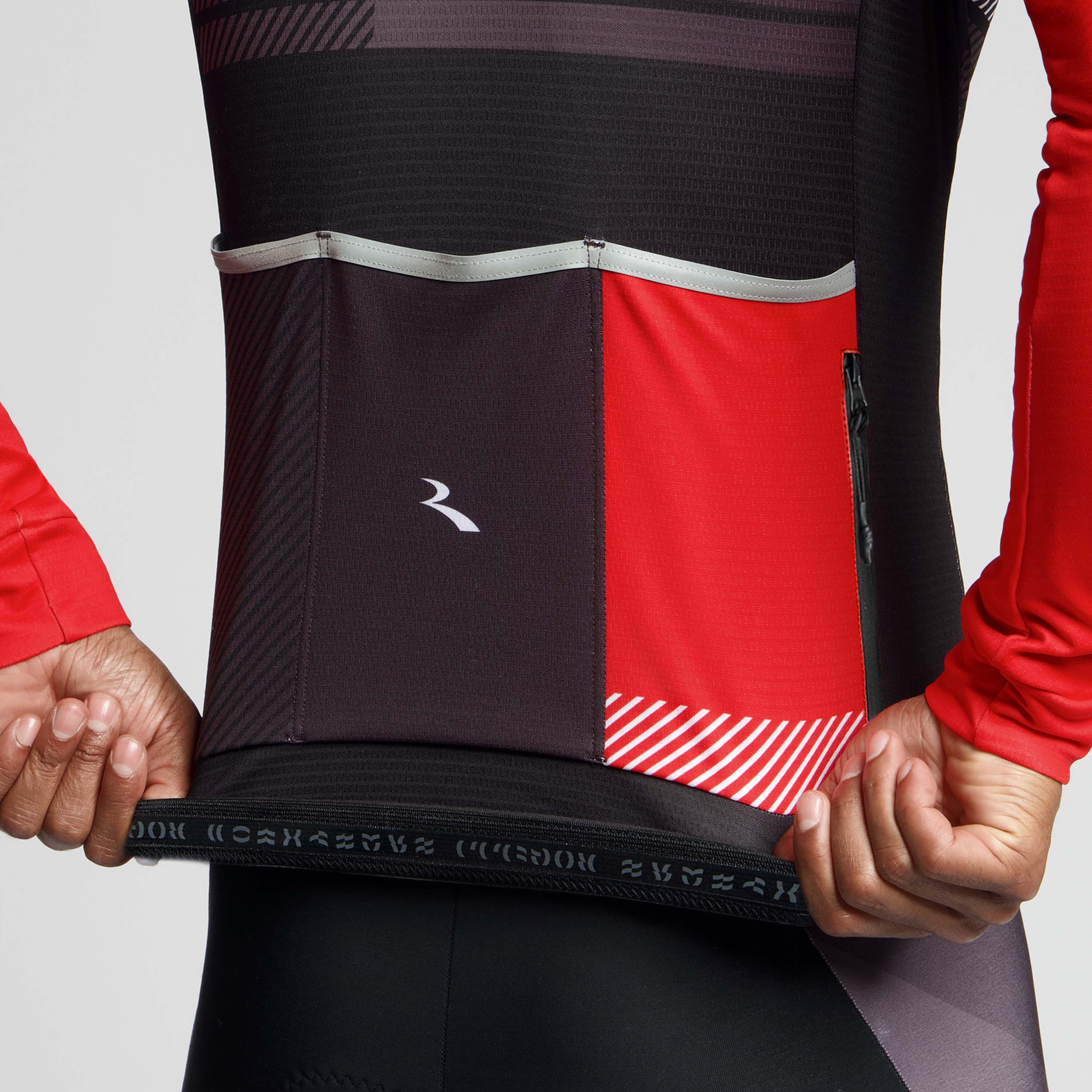 Detail van Rogelli Stryde fietsshirt L/S heren zwart/grijs/rood achterkant siliconen.