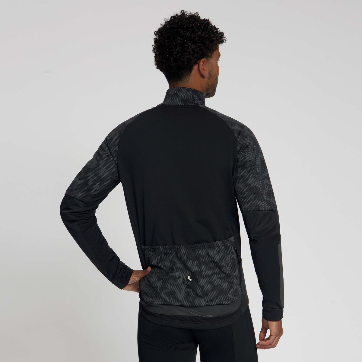 Rogelli Essential HI VIS II winter fietsjack heren zwart gedragen achterkant.