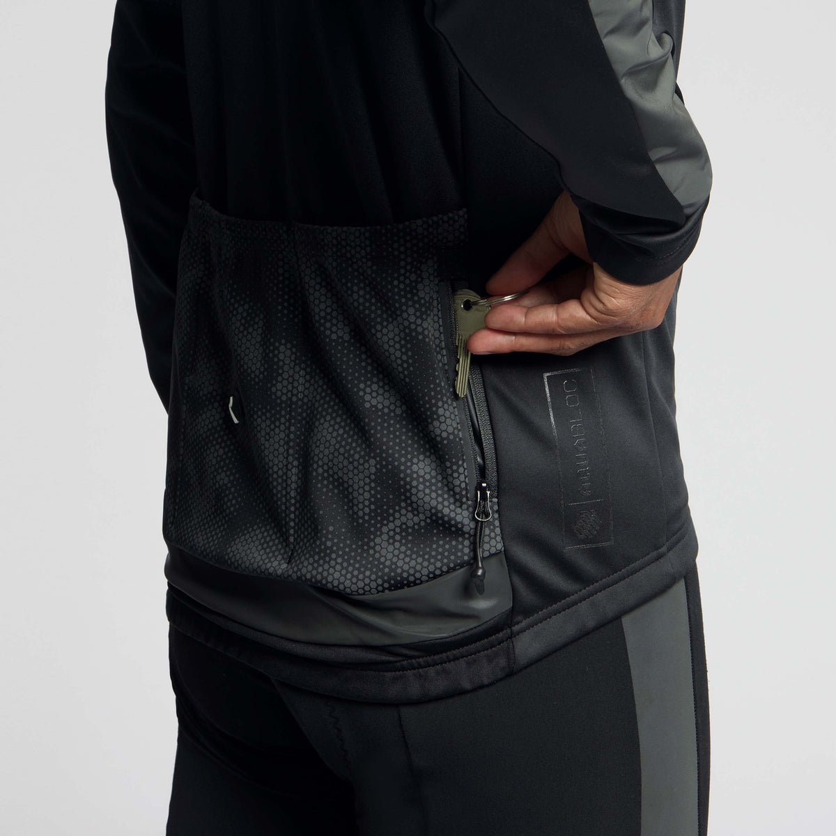 Detail van Rogelli Essential HI VIS II winter fietsjack heren zwart achterkant.