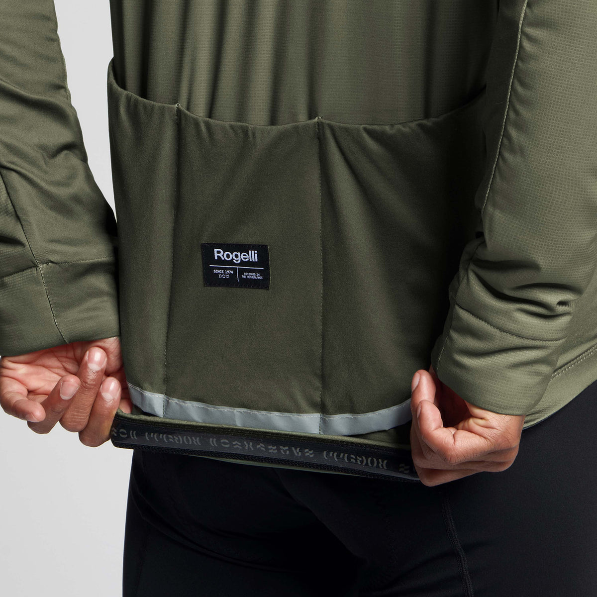 Detail van Rogelli Element winter fietsjack heren legergroen achterkant siliconen.