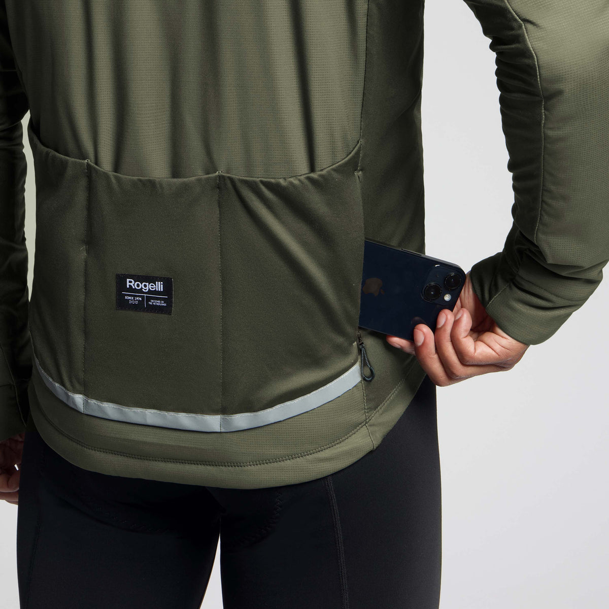 Detail van Rogelli Element winter fietsjack heren legergroen achterkant.