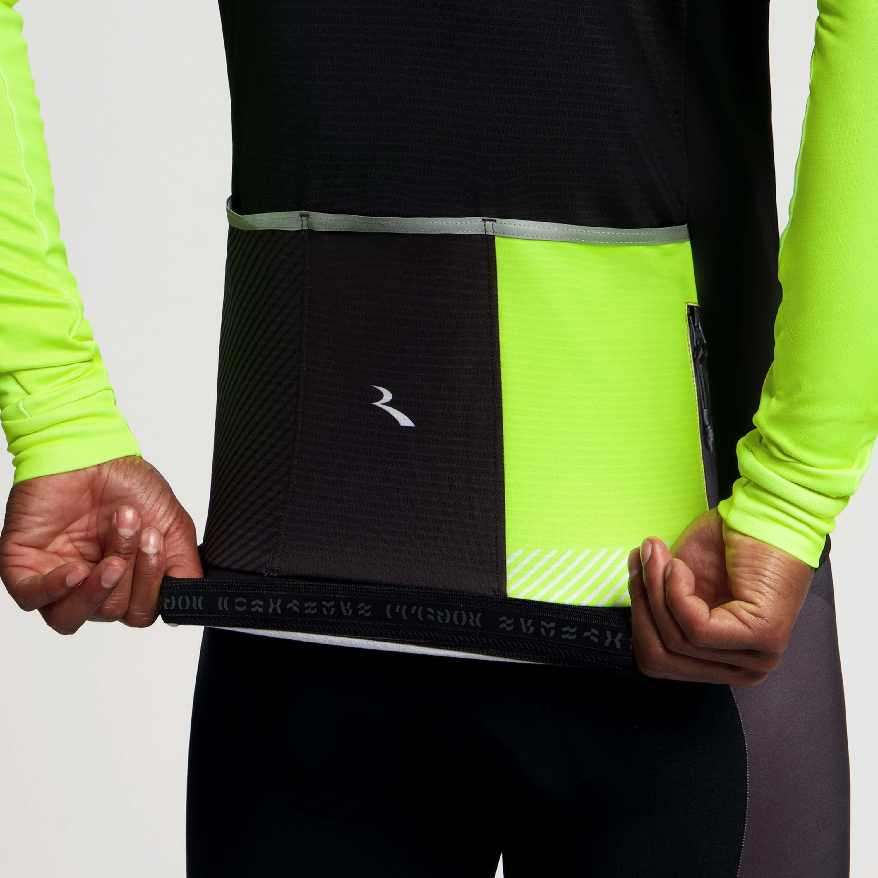 Detail van Rogelli Stryde winter fietsjack heren zwart/grijs/fluor achterkant siliconen.