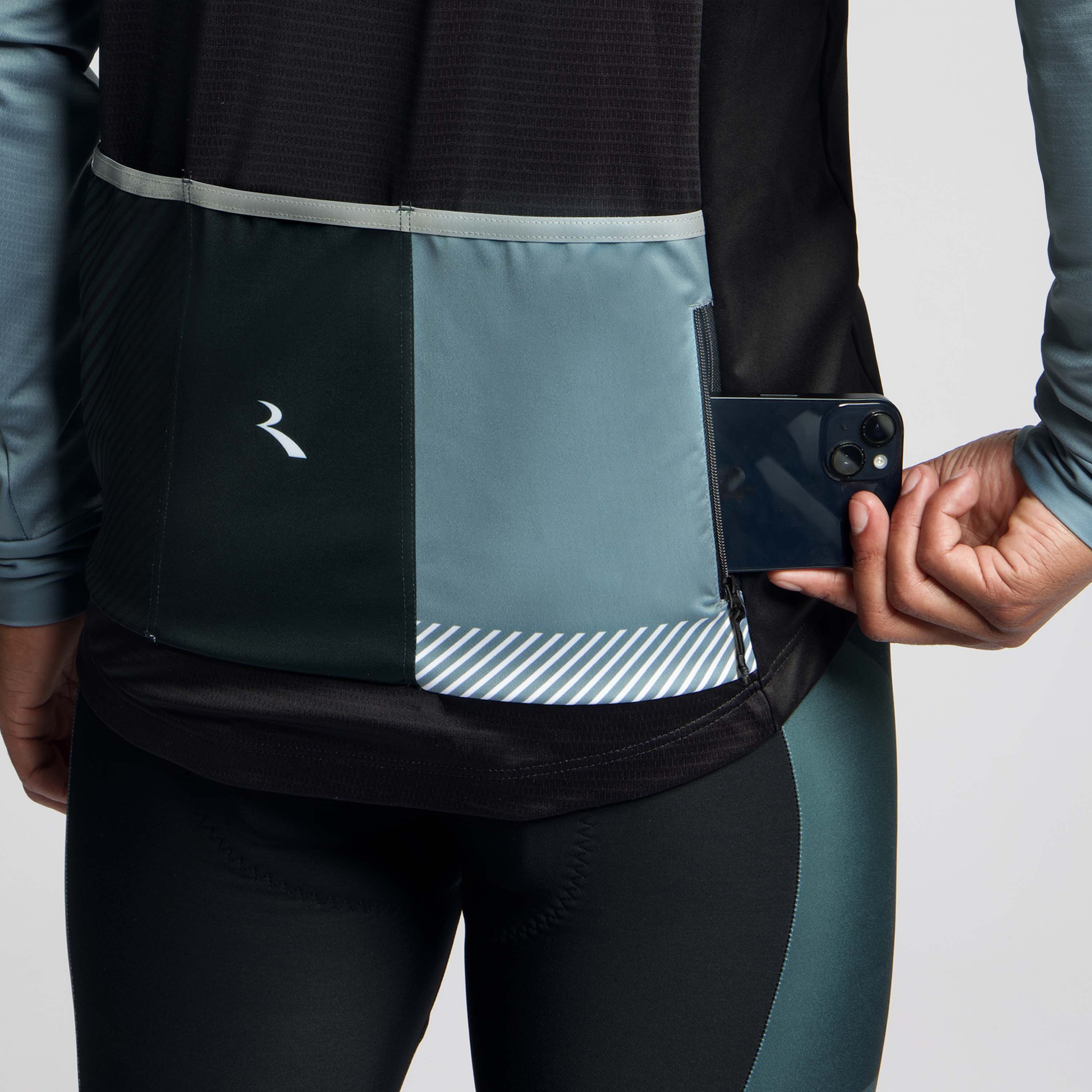 Detail van Rogelli Stryde winter fietsjack heren zwart/grijs/blauw achterkant.
