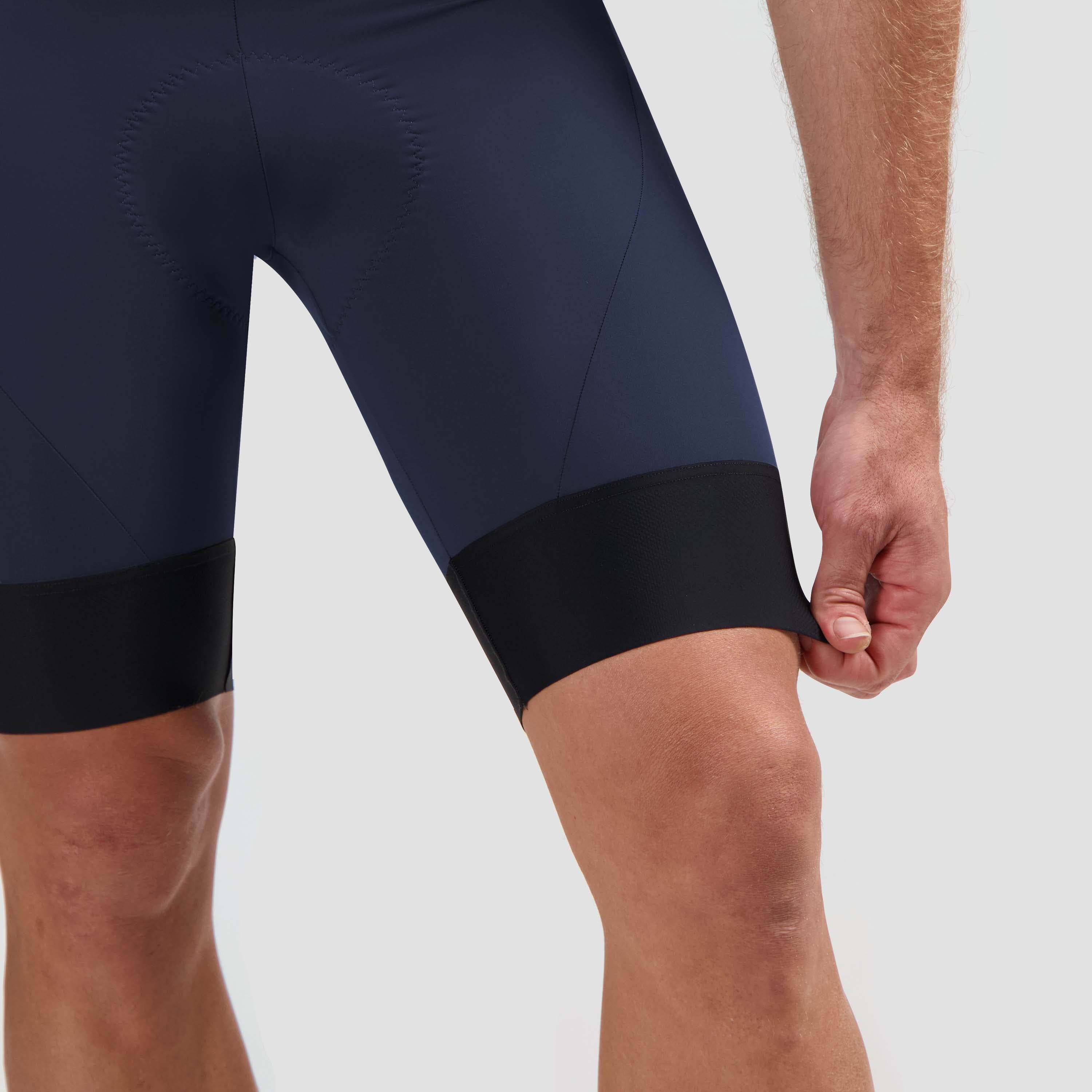 Detail van Rogelli Signature korte fietsbroek heren blauw broekspijp.