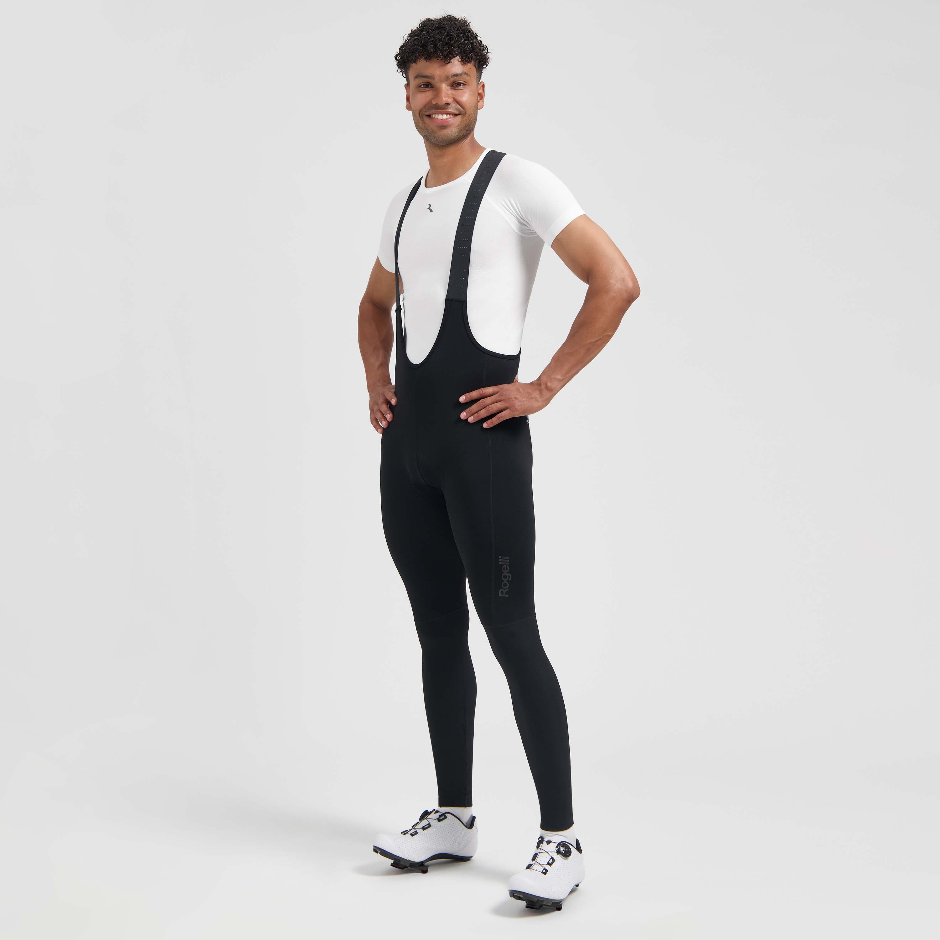 Rogelli Essential II lange fietsbroek heren zwart gedragen voorkant.