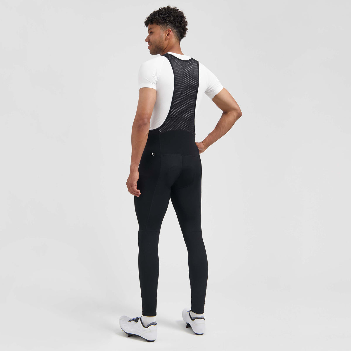 Rogelli Essential II lange fietsbroek heren zwart gedragen achterkant.