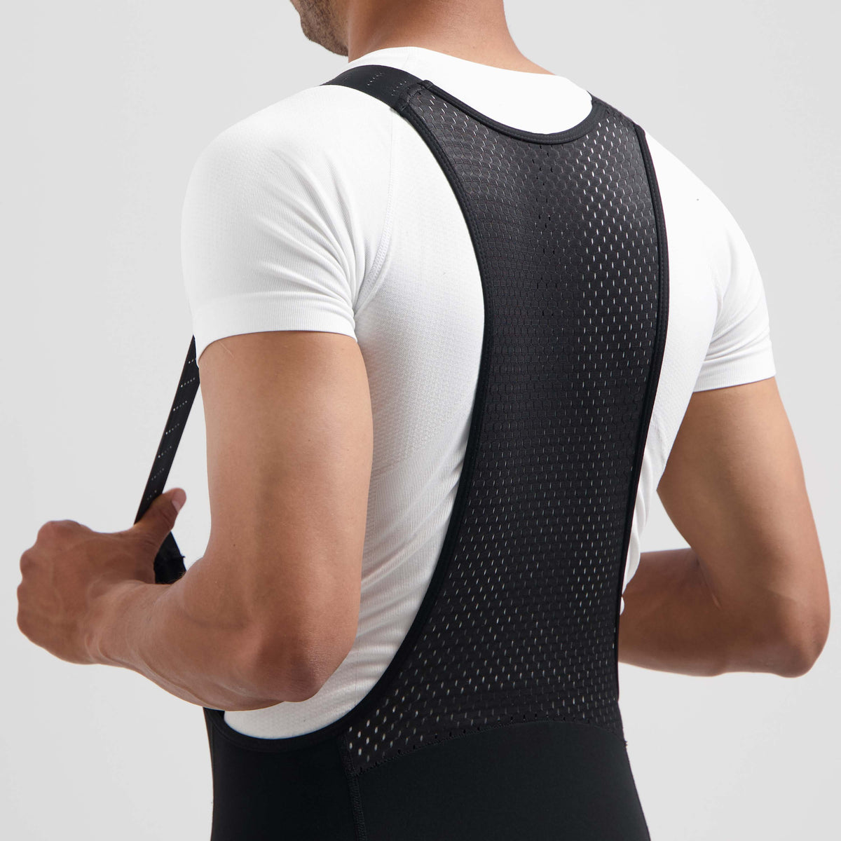 Detail van Rogelli Essential II lange fietsbroek heren zwart bretels achterkant.