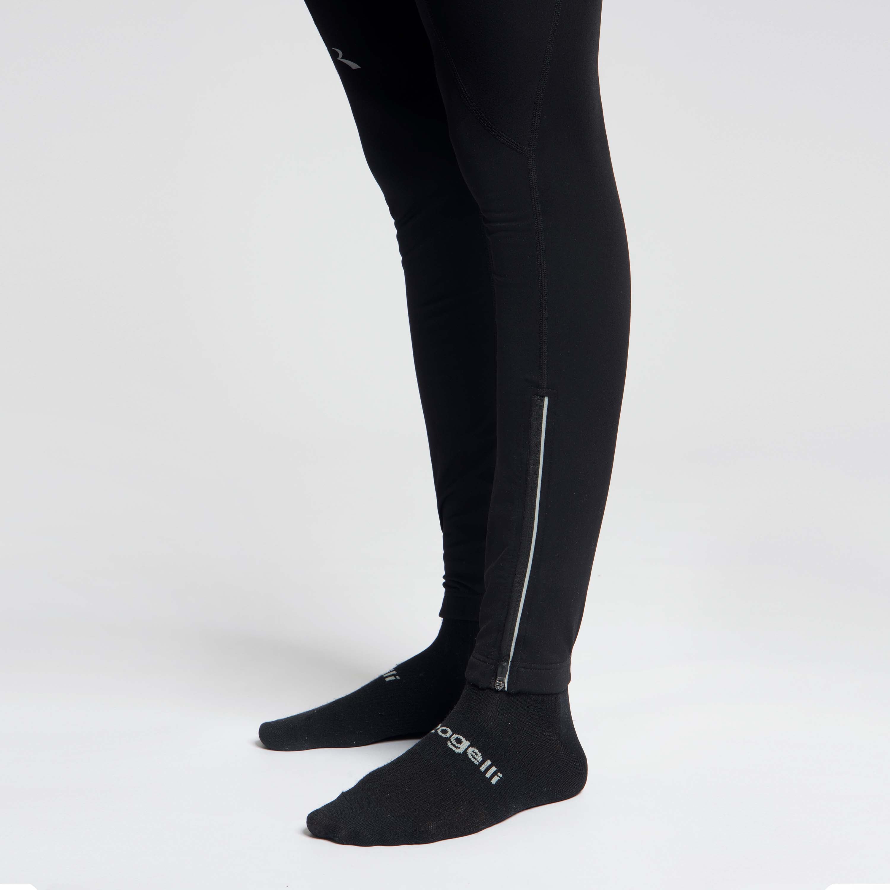 Detail van Rogelli Core fietsbroek zwart heren broekspijp.