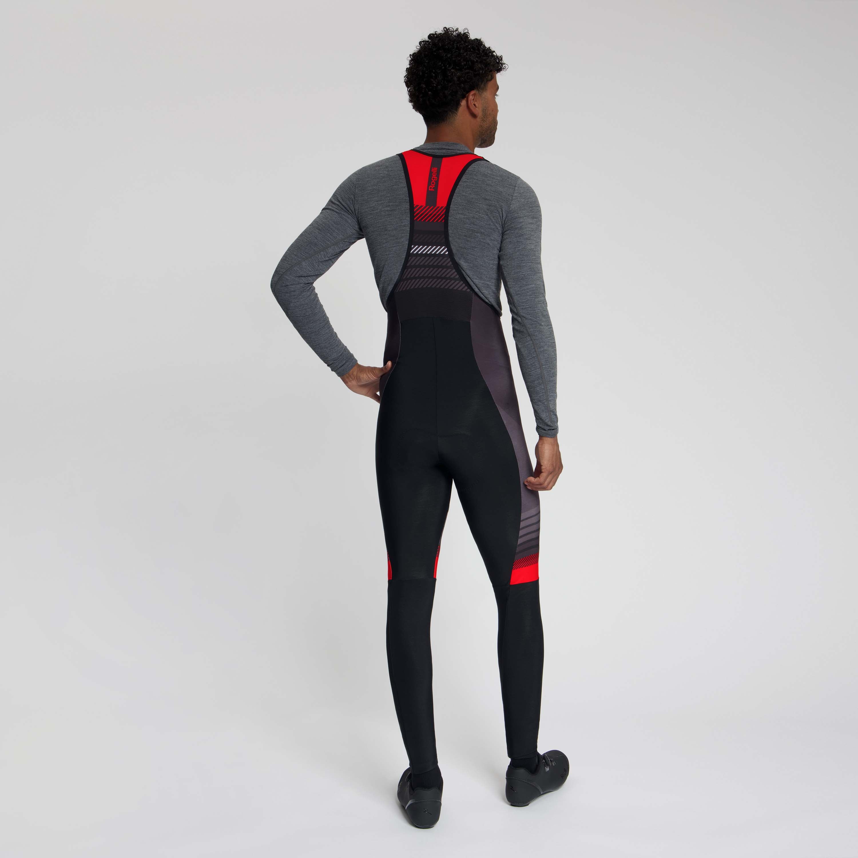 Rogelli Stryde lange fietsbroek heren zwart/grijs/rood gedragen achterkant.