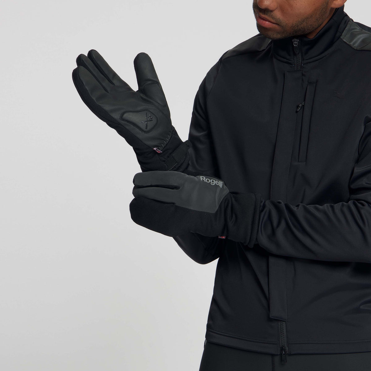 Rogelli deep winter waterproof handschoen zwart heren gedragen studiofoto beweging.