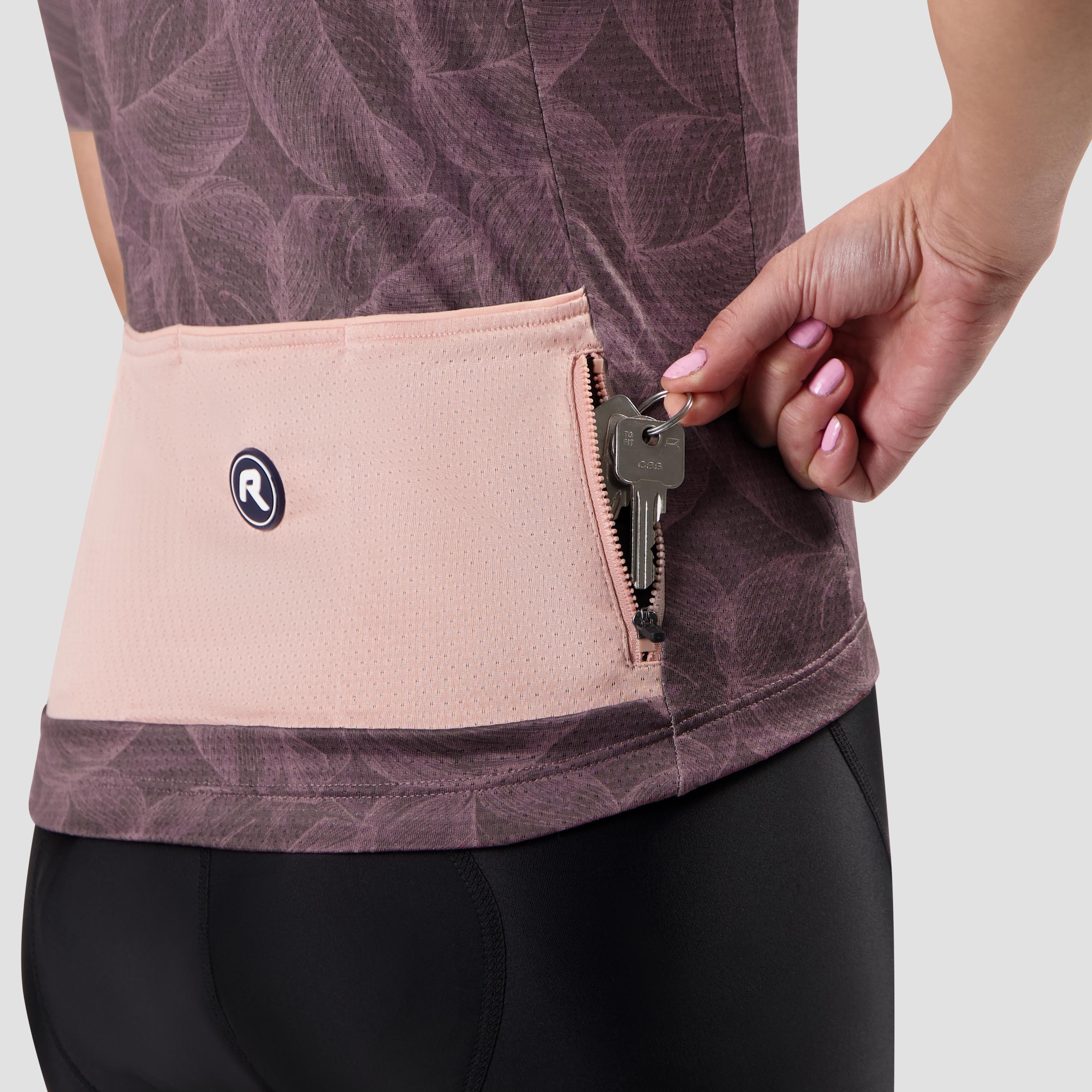 Detail van Rogelli Essential Graphic II fietsshirt dames bordeaux korte mouw met achterzakken.