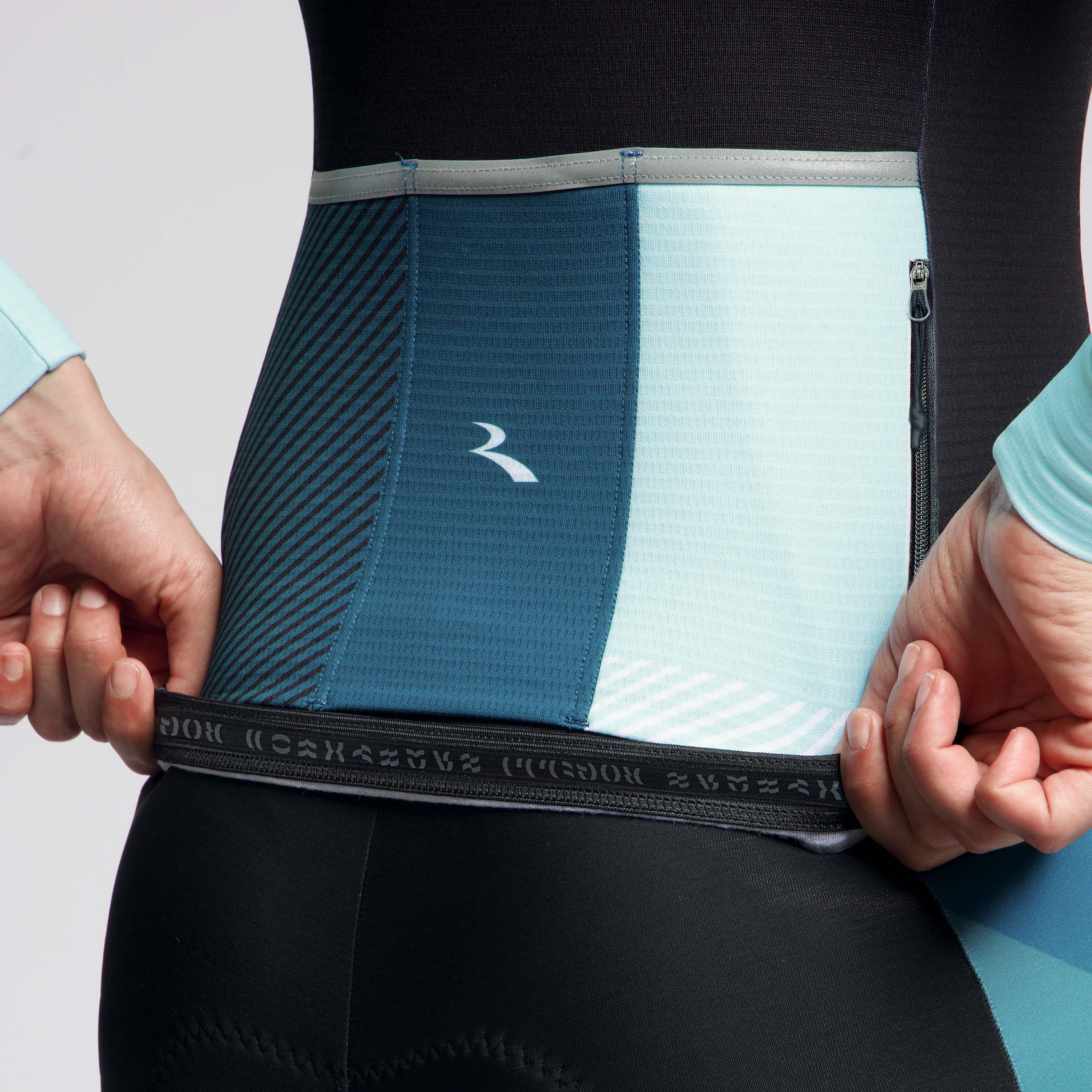 Detail van Rogelli Stryde fietsshirt L/S dames blauw/lichtblauw achterkant siliconen.