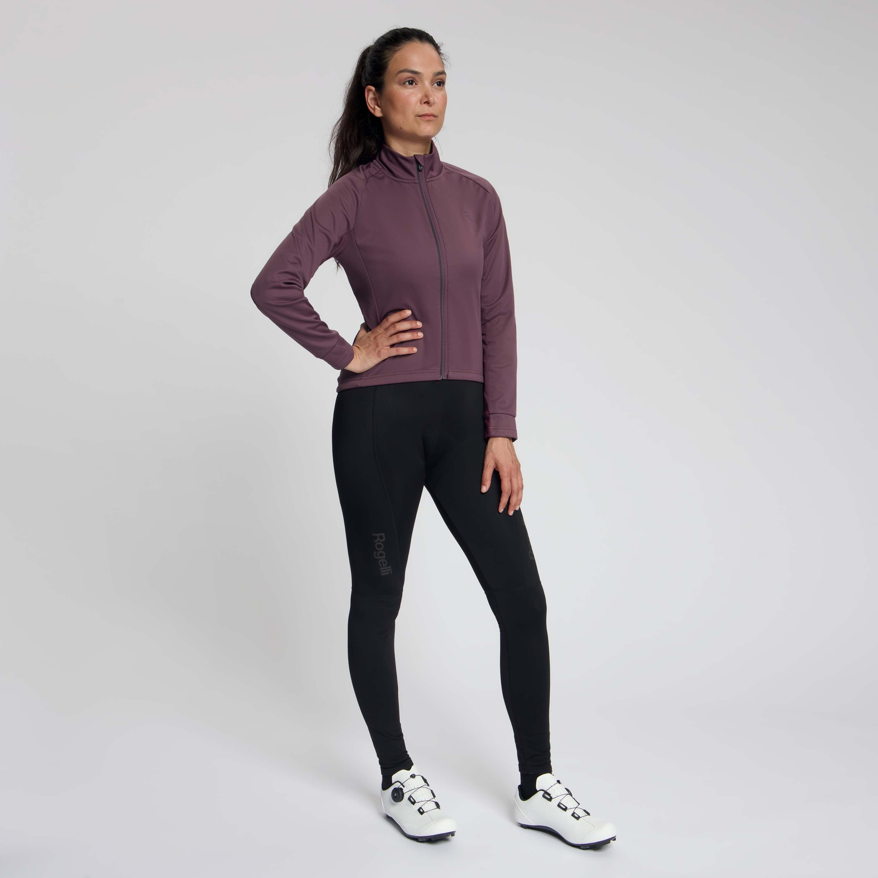 Rogelli Essential II winter fietsjack dames aubergine gedragen totaalshot.