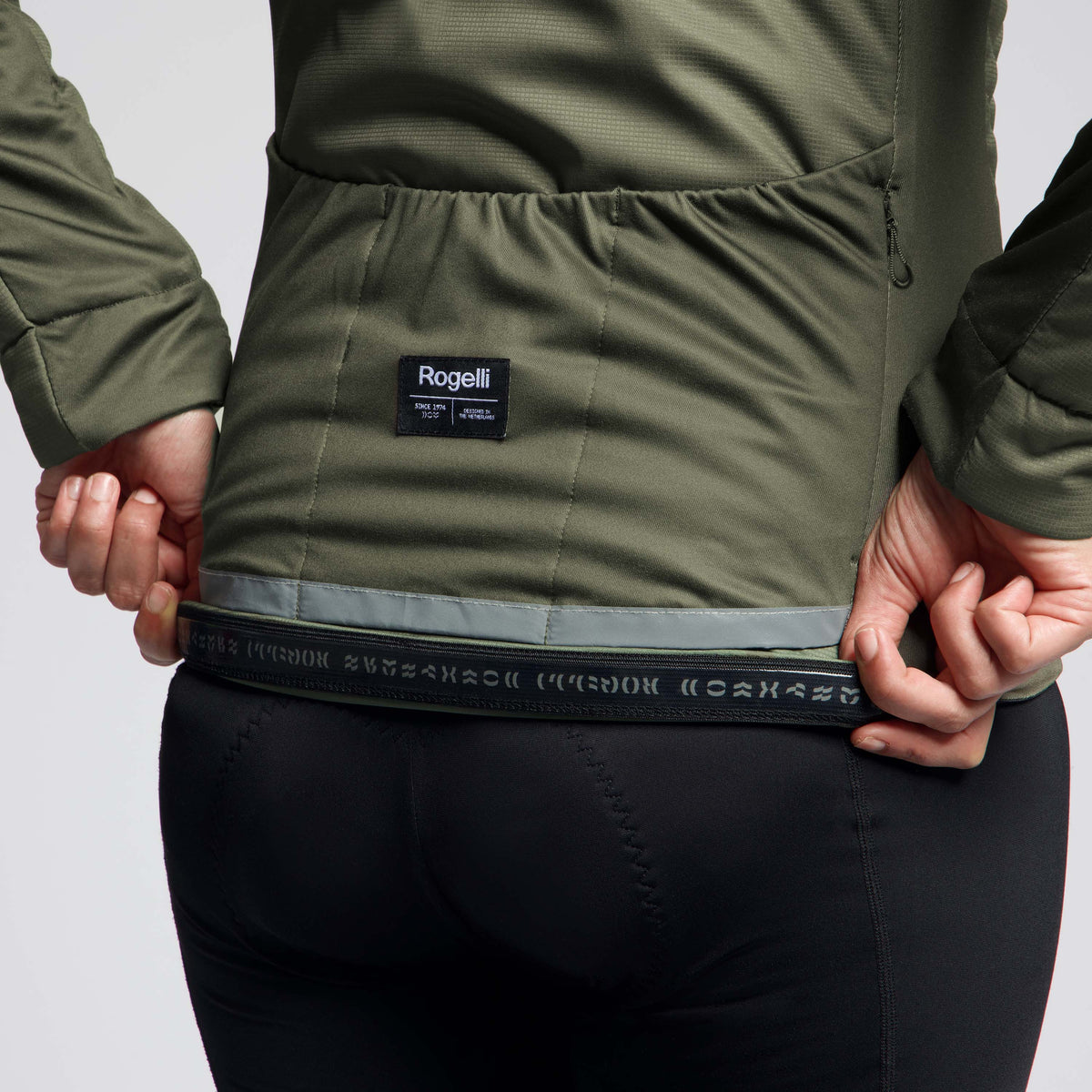Detail van Rogelli Element winter fietsjack dames legergroen achterkant siliconen.