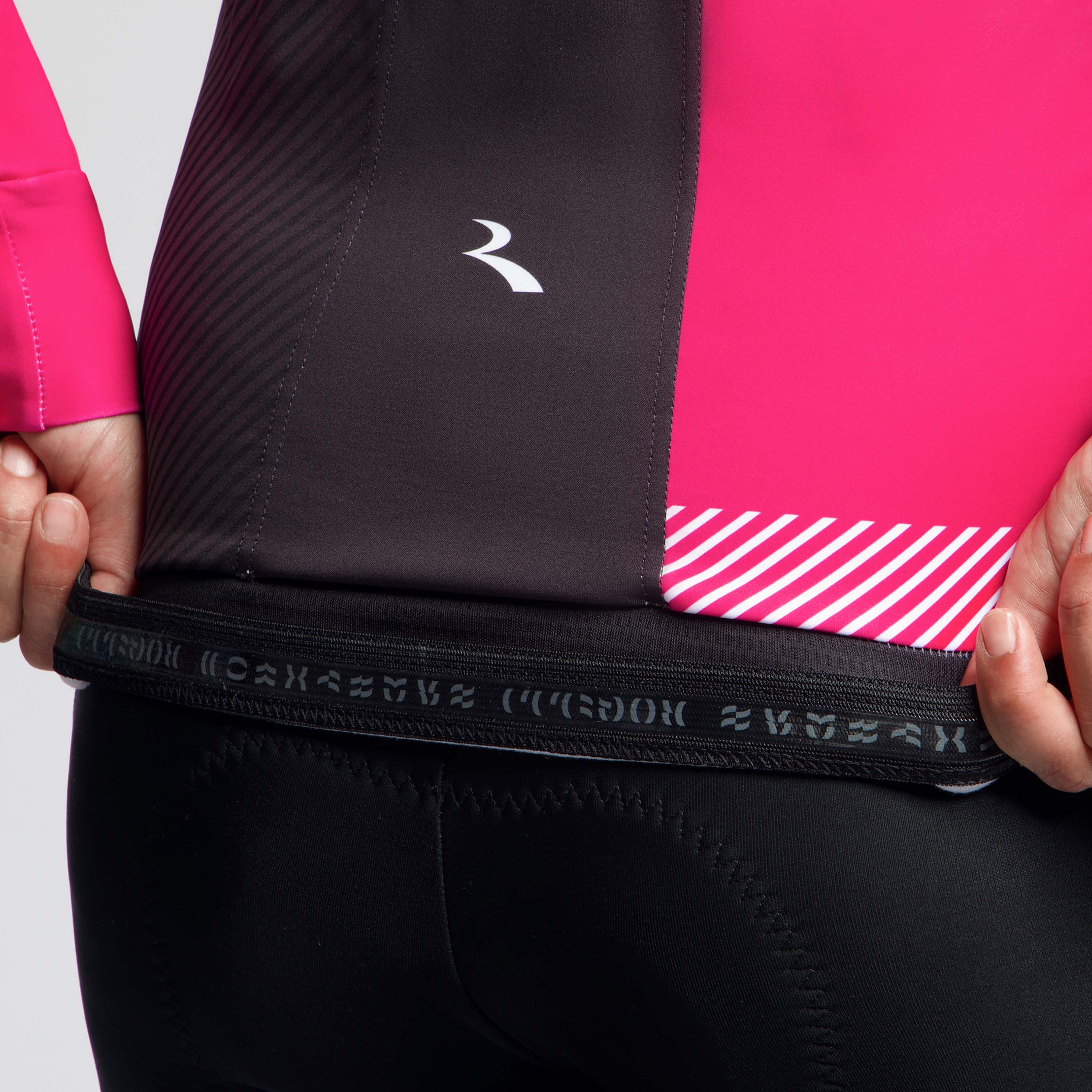 Detail van Rogelli Stryde winter fietsjack dames zwart/grijs/roze achterkant siliconen.