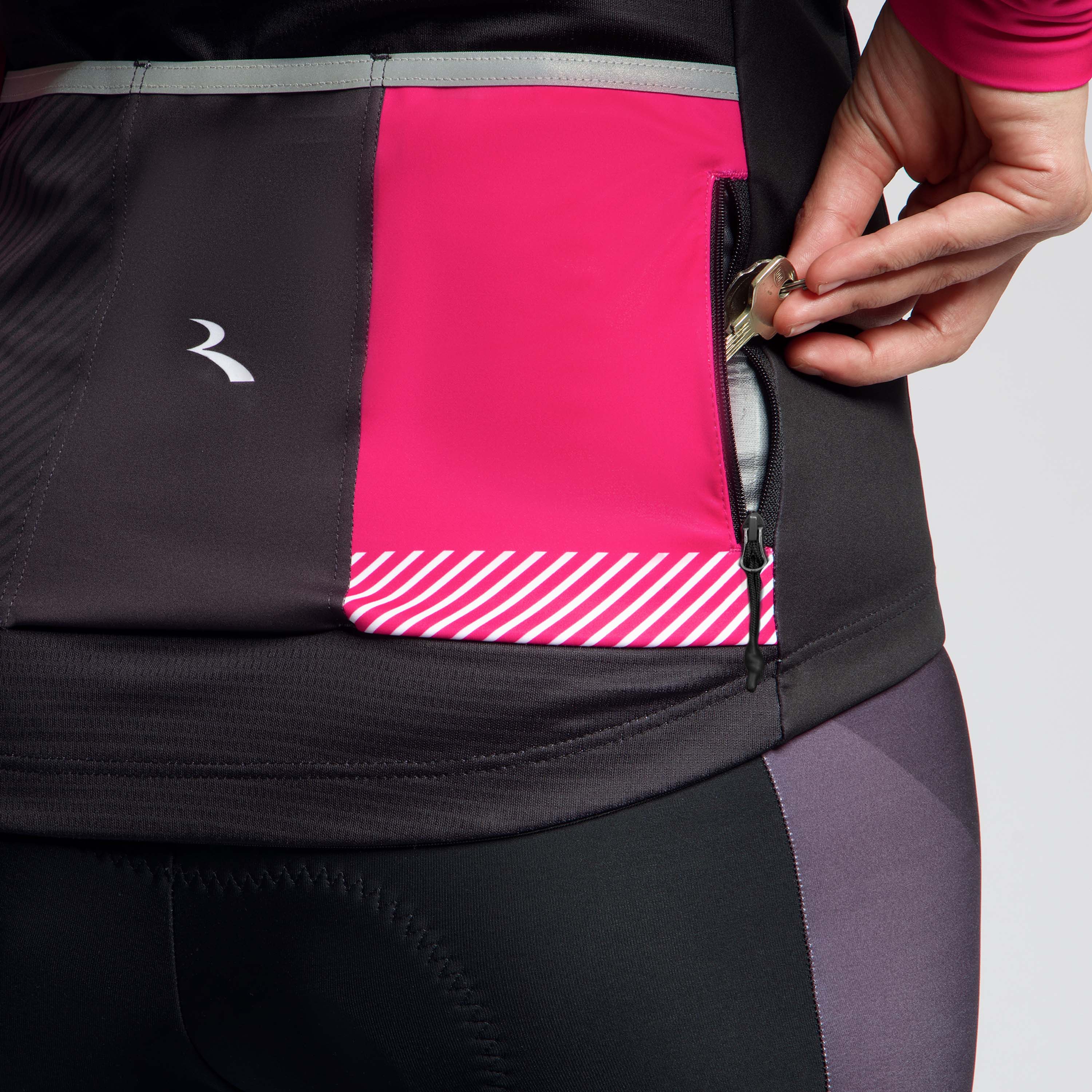 Detail van Rogelli Stryde winter fietsjack dames zwart/grijs/roze achterkant.