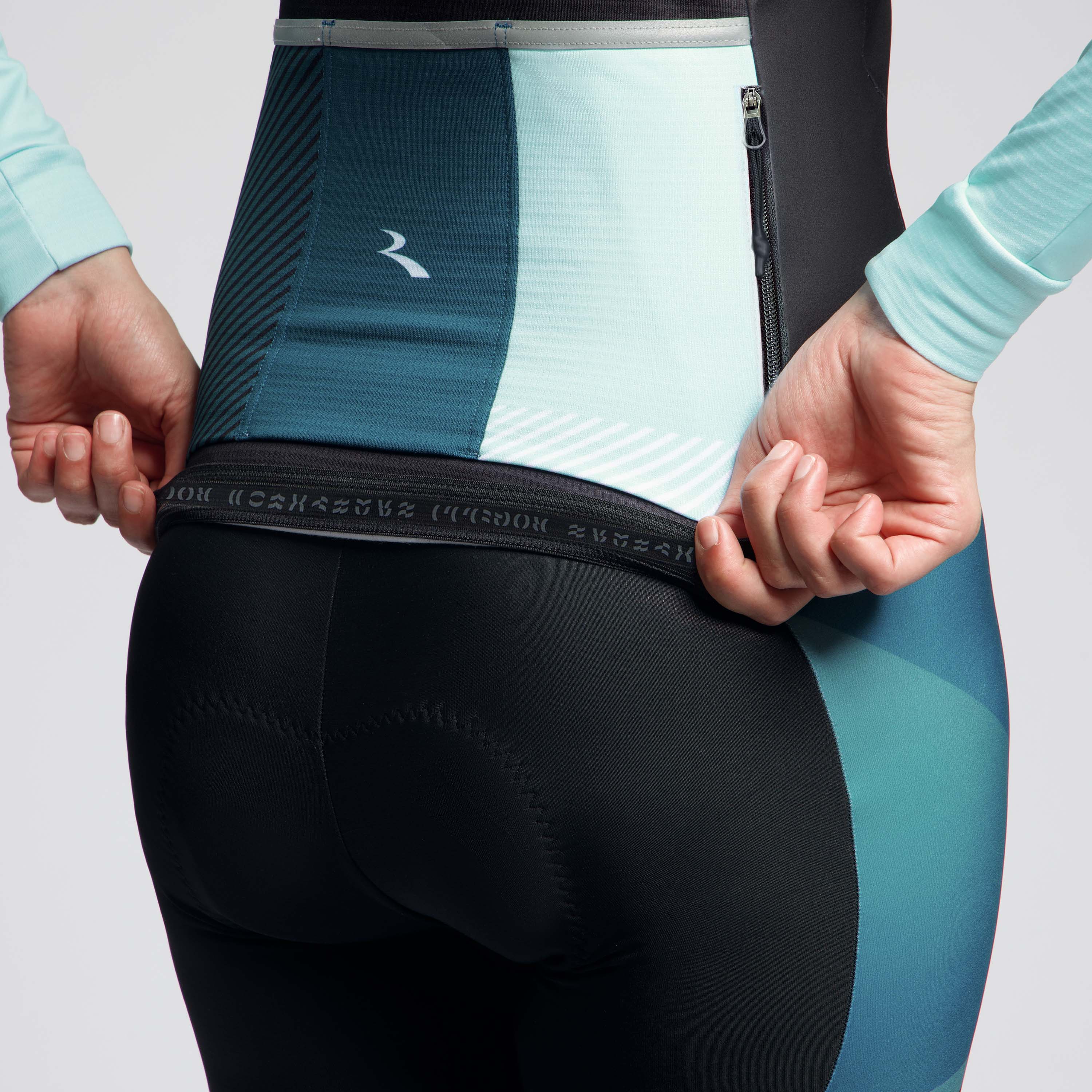 Detail van Rogelli Stryde winter fietsjack dames blauw/lichtblauw achterkant siliconen.