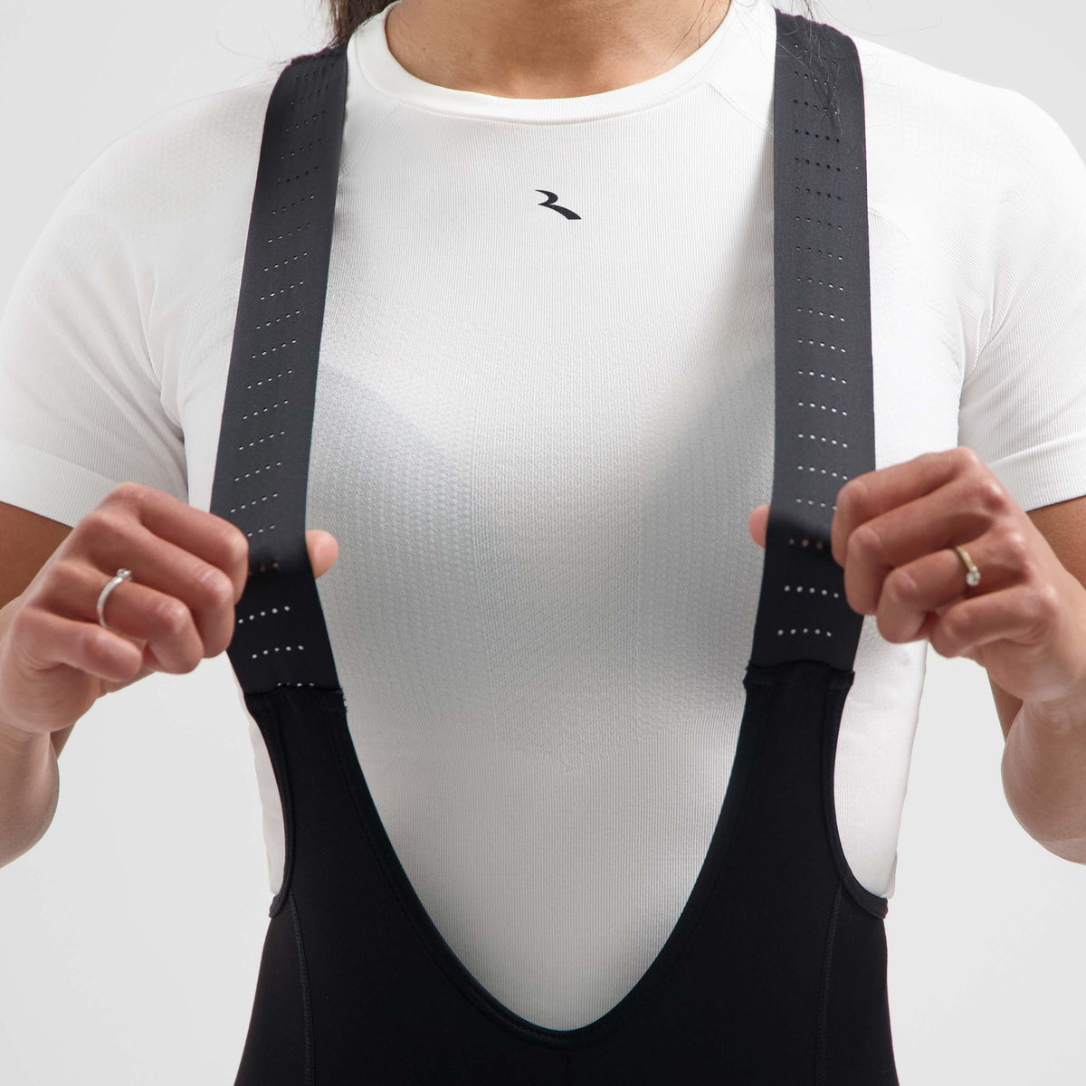 Detail van Rogelli Essential II lange fietsbroek dames zwart voorkant.