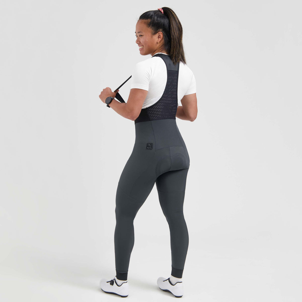 Rogelli Signature lange fietsbroek dames grijs gedragen achterkant.