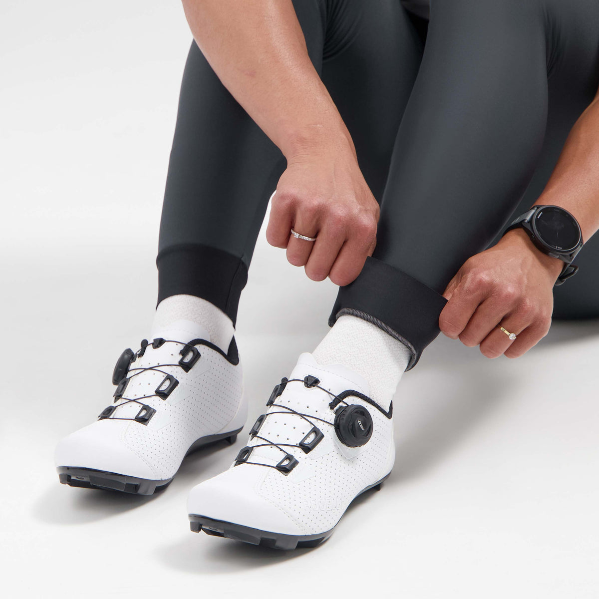 Detail van Rogelli Signature lange fietsbroek dames grijs broekspijp.