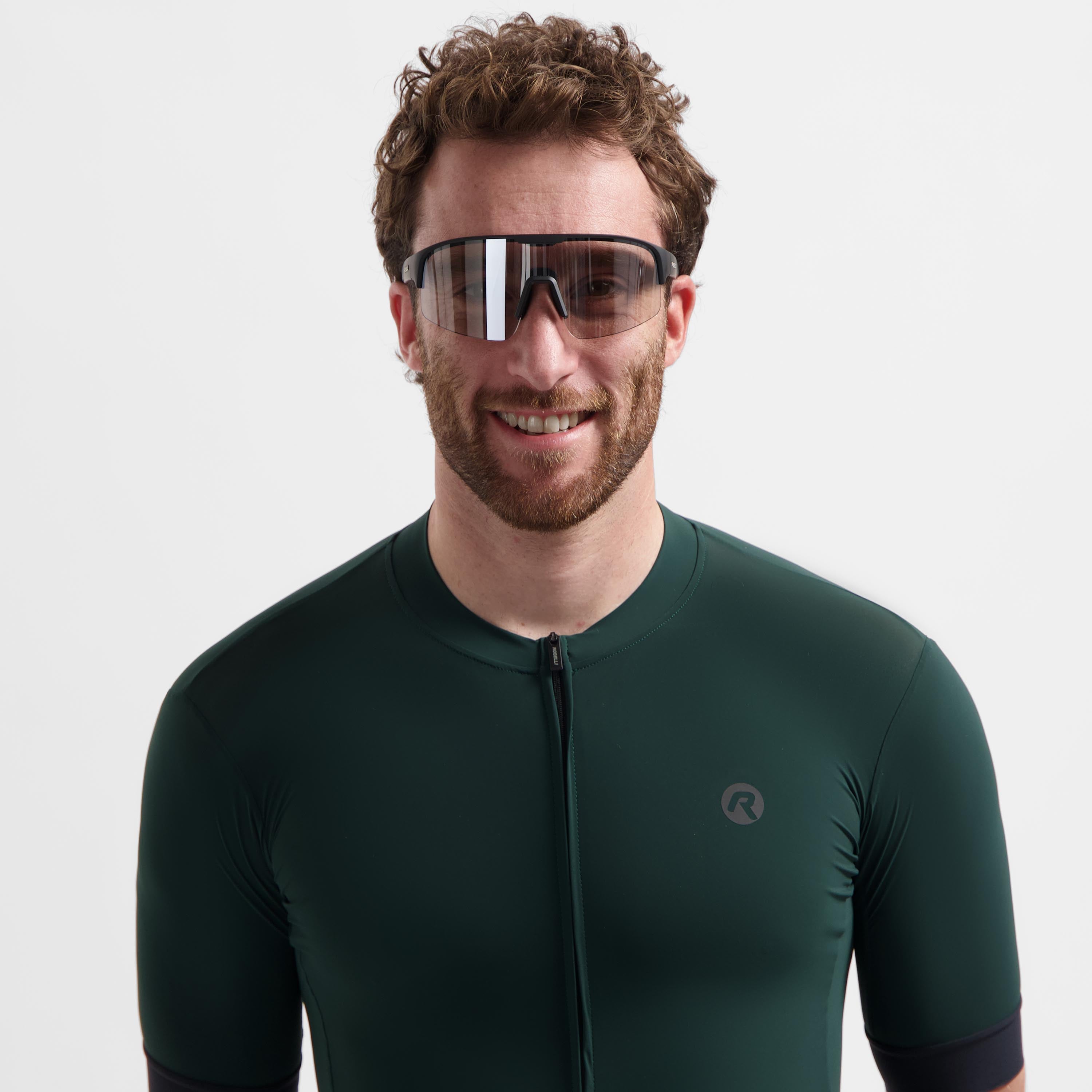 Rogelli Mirage fietsbril zwart gedragen door man voorkant.