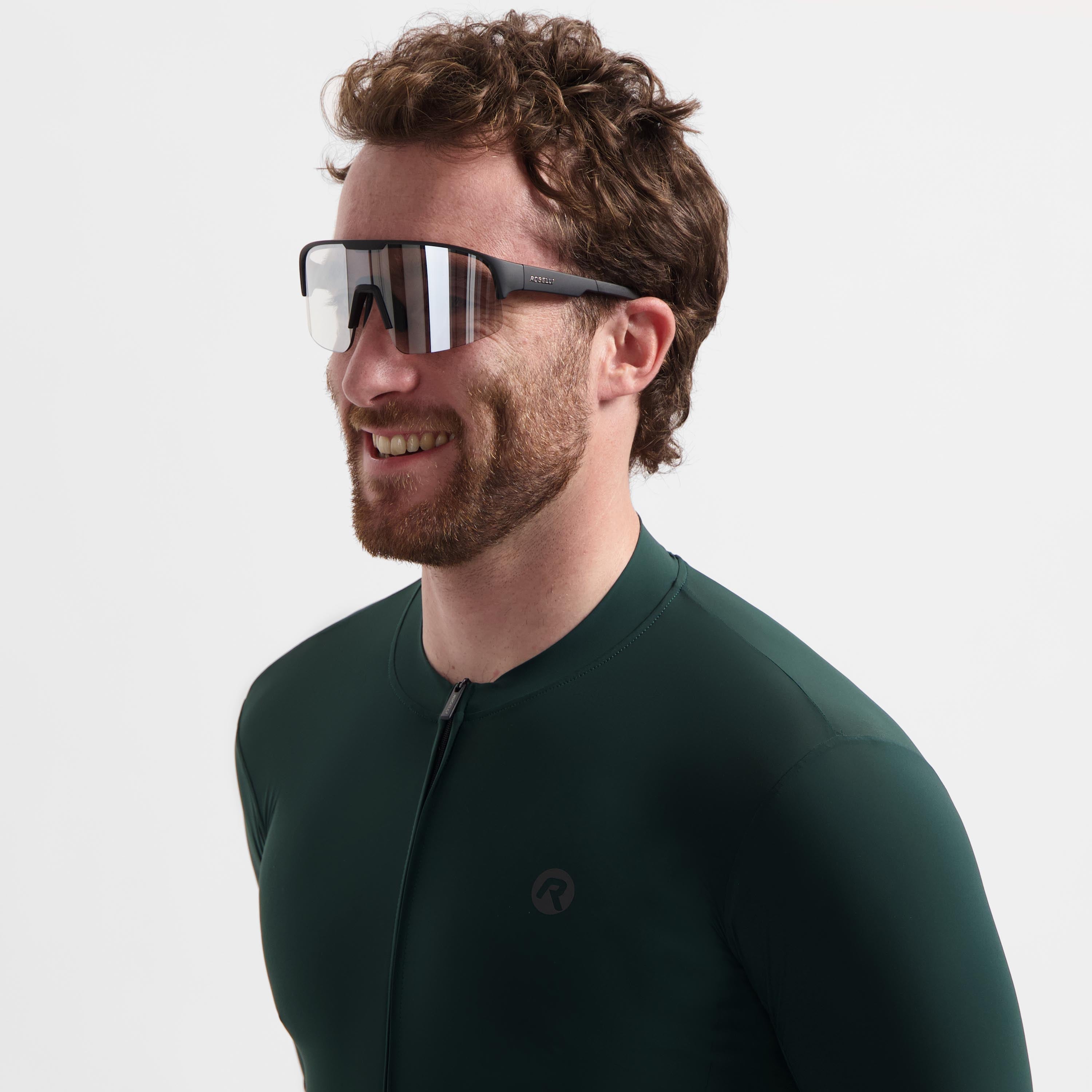 Rogelli Mirage fietsbril zwart gedragen door man zijkant.