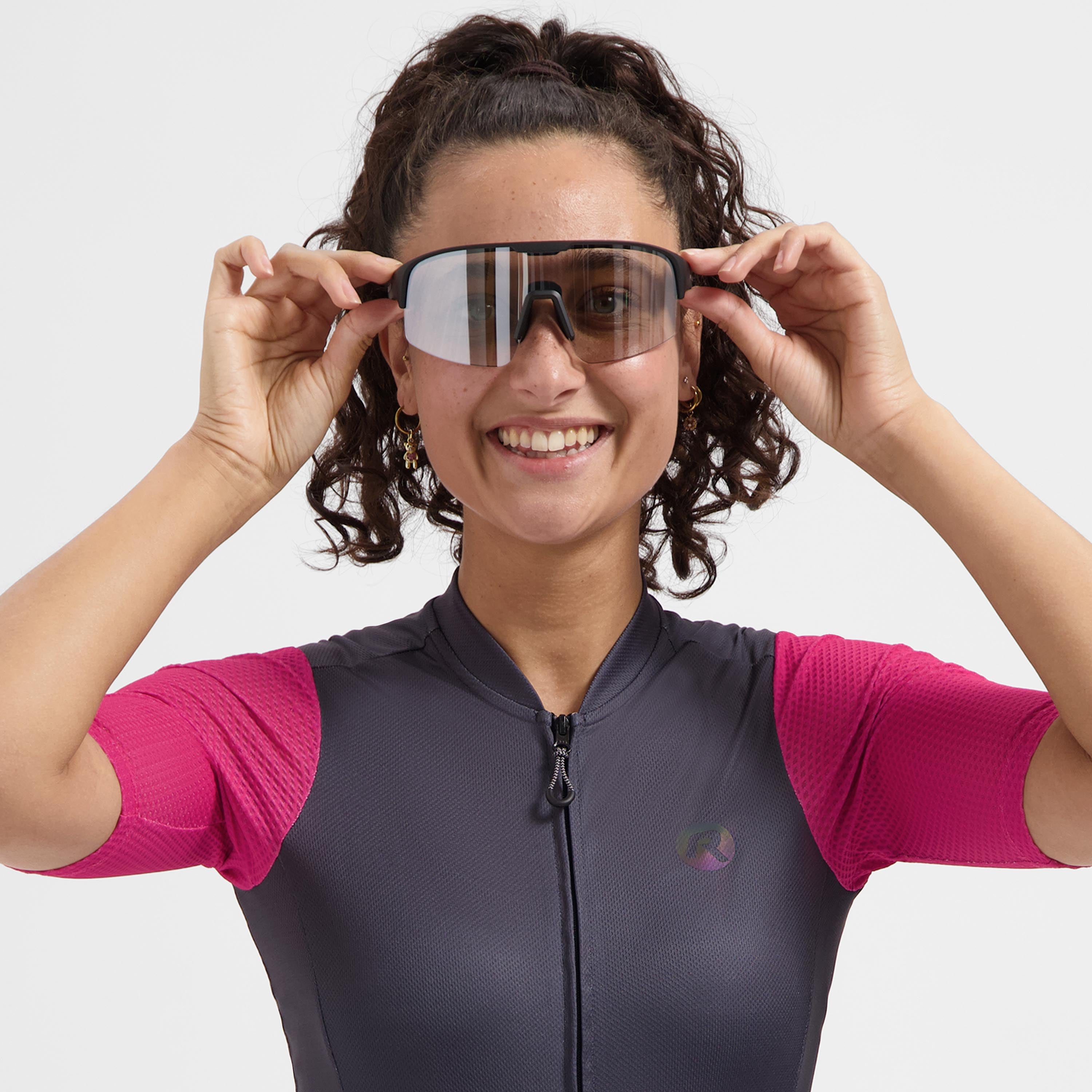 Rogelli Mirage fietsbril zwart gedragen door vrouw voorkant.