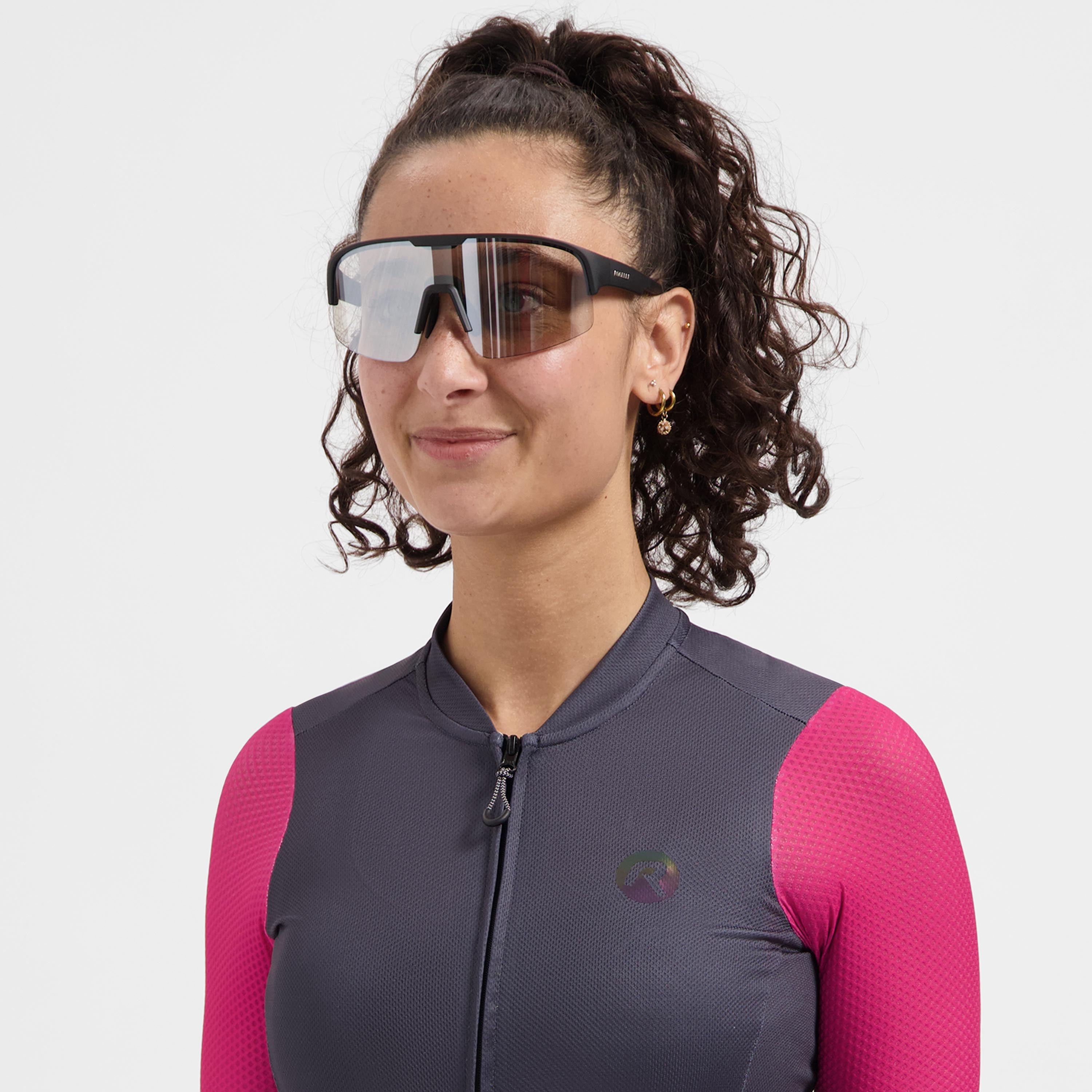 Rogelli Mirage fietsbril zwart gedragen door vrouw zijkant.
