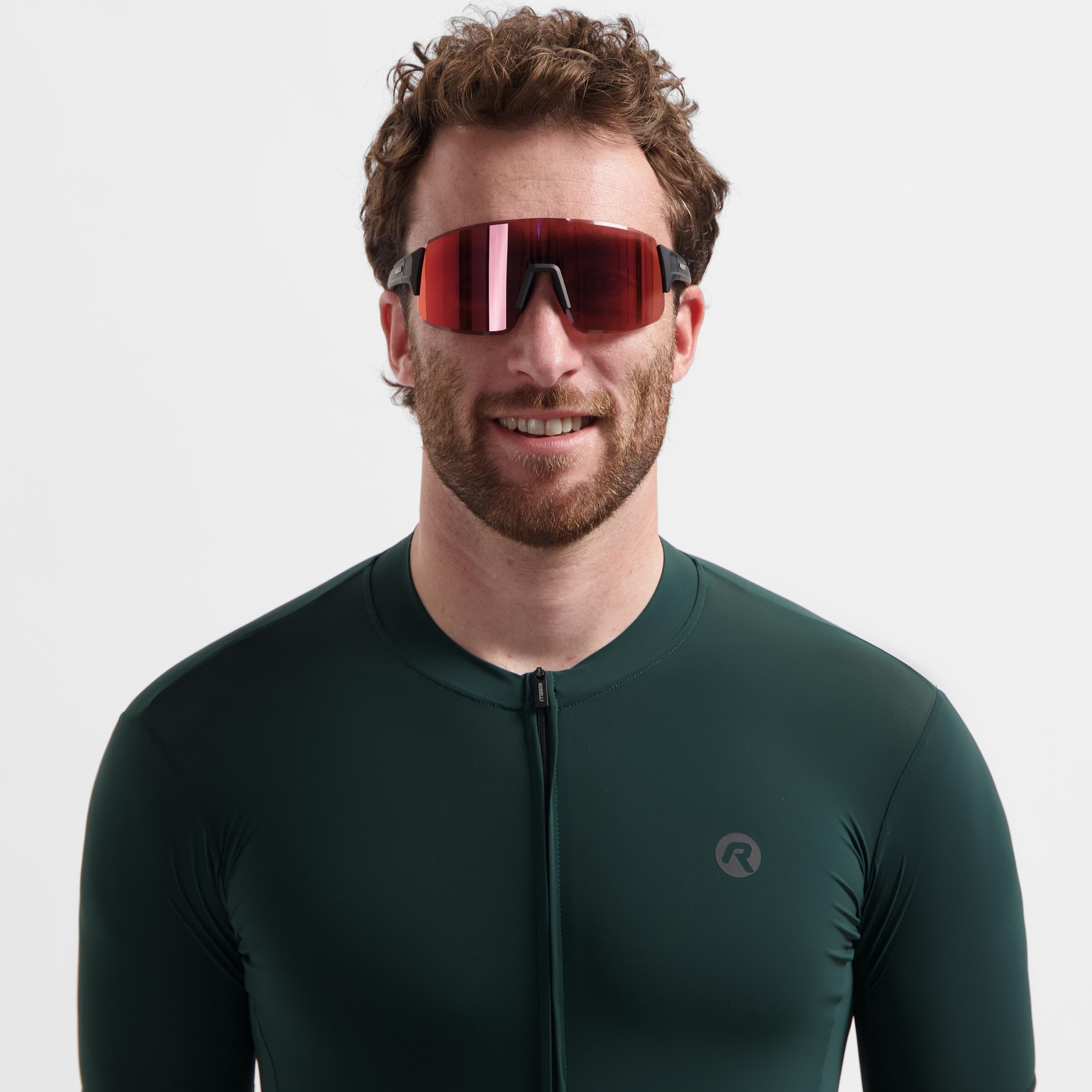 Rogelli Swift fietsbril zwart gedragen door man voorkant.