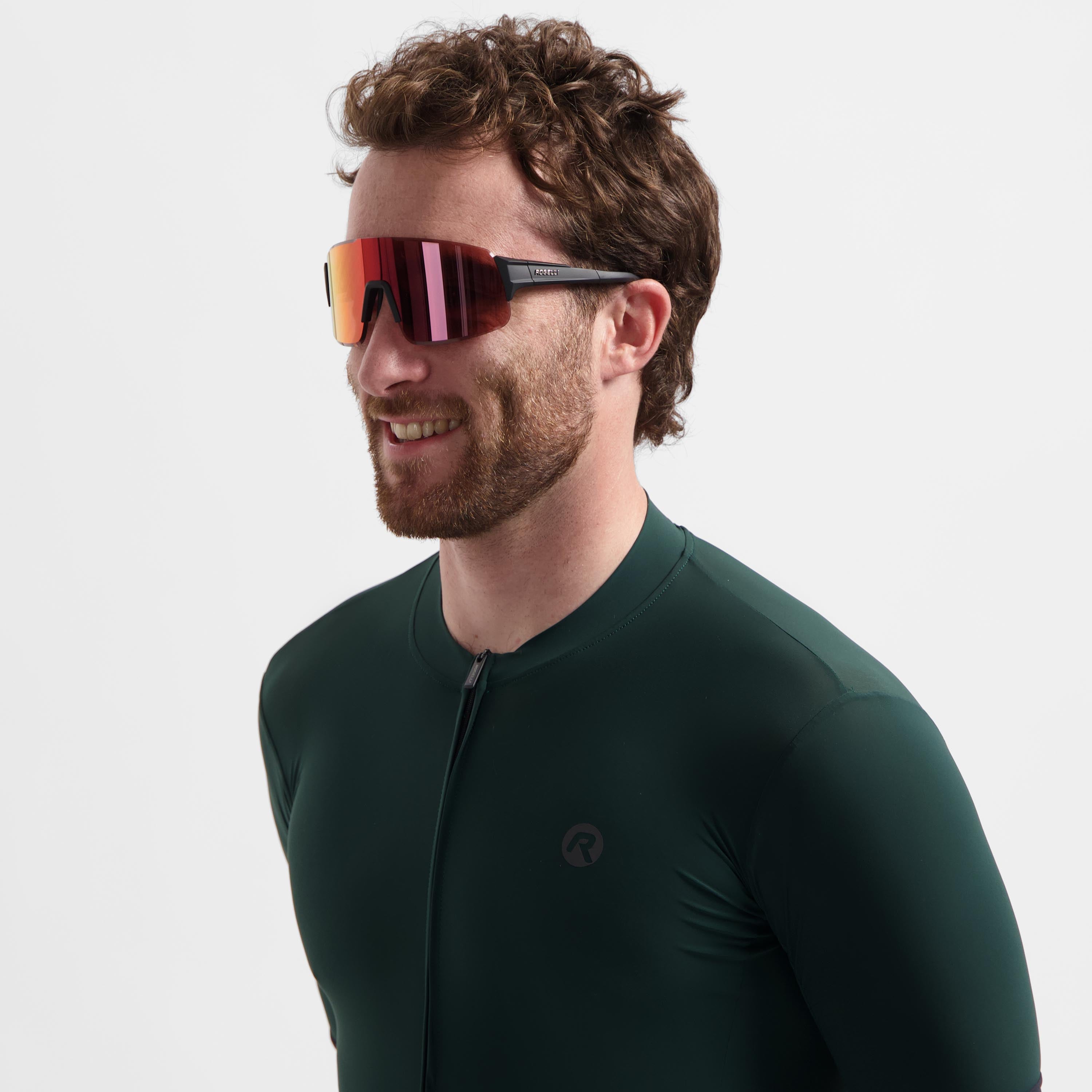 Rogelli Swift fietsbril zwart gedragen door man zijkant.