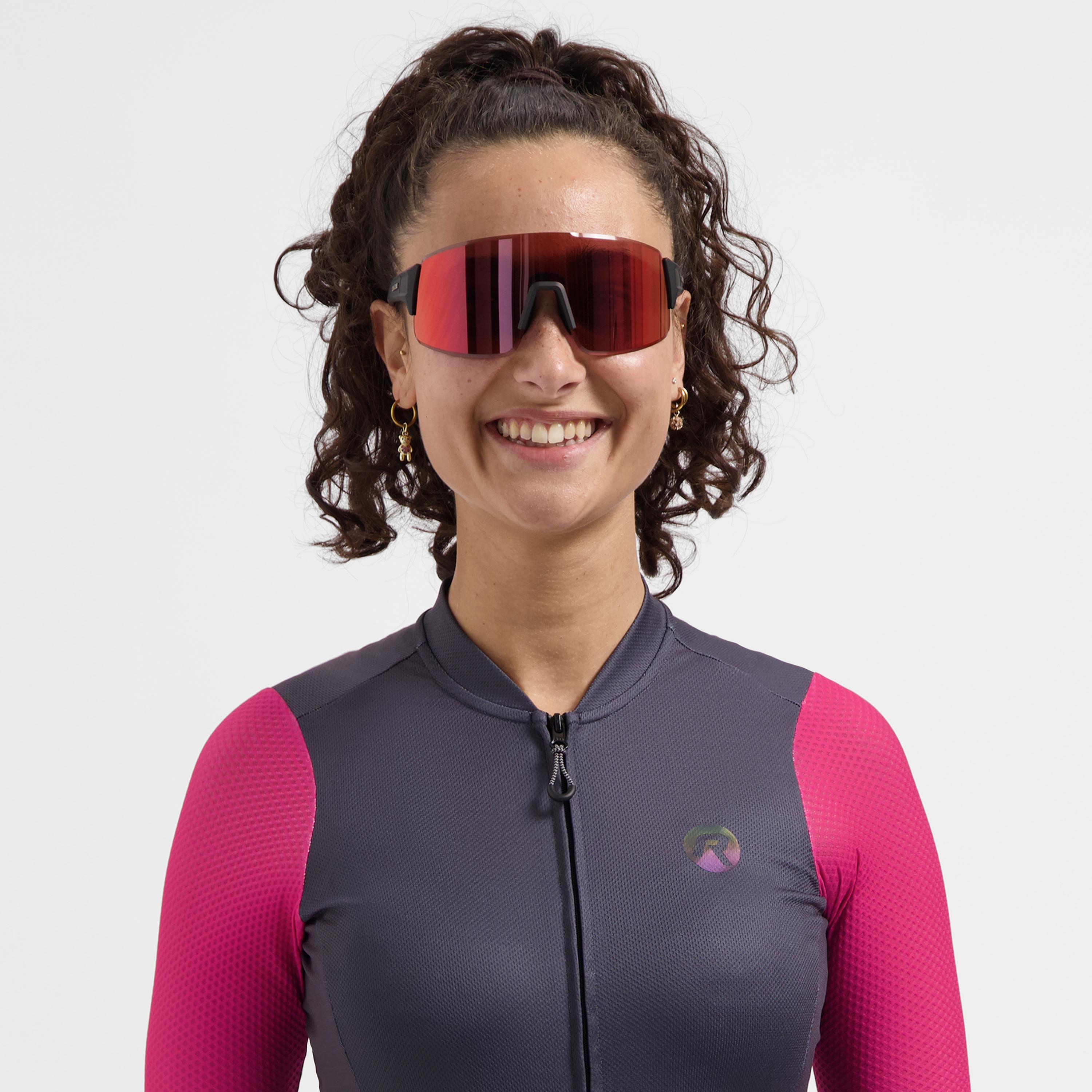 Rogelli Swift fietsbril zwart gedragen door vrouw voorkant.