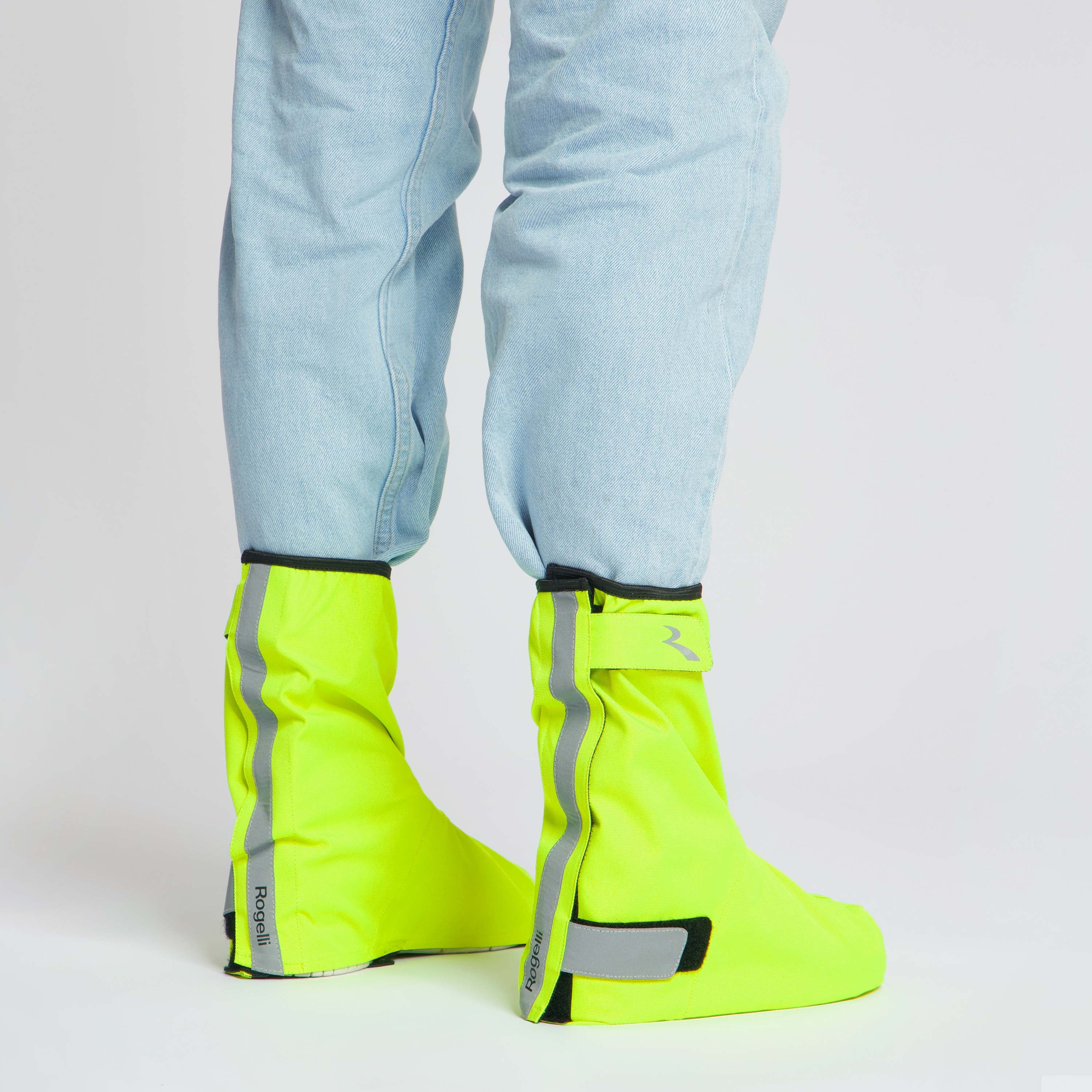 Rogelli Commuter Core overschoen unisex fluorgeel gedragen achterkant.