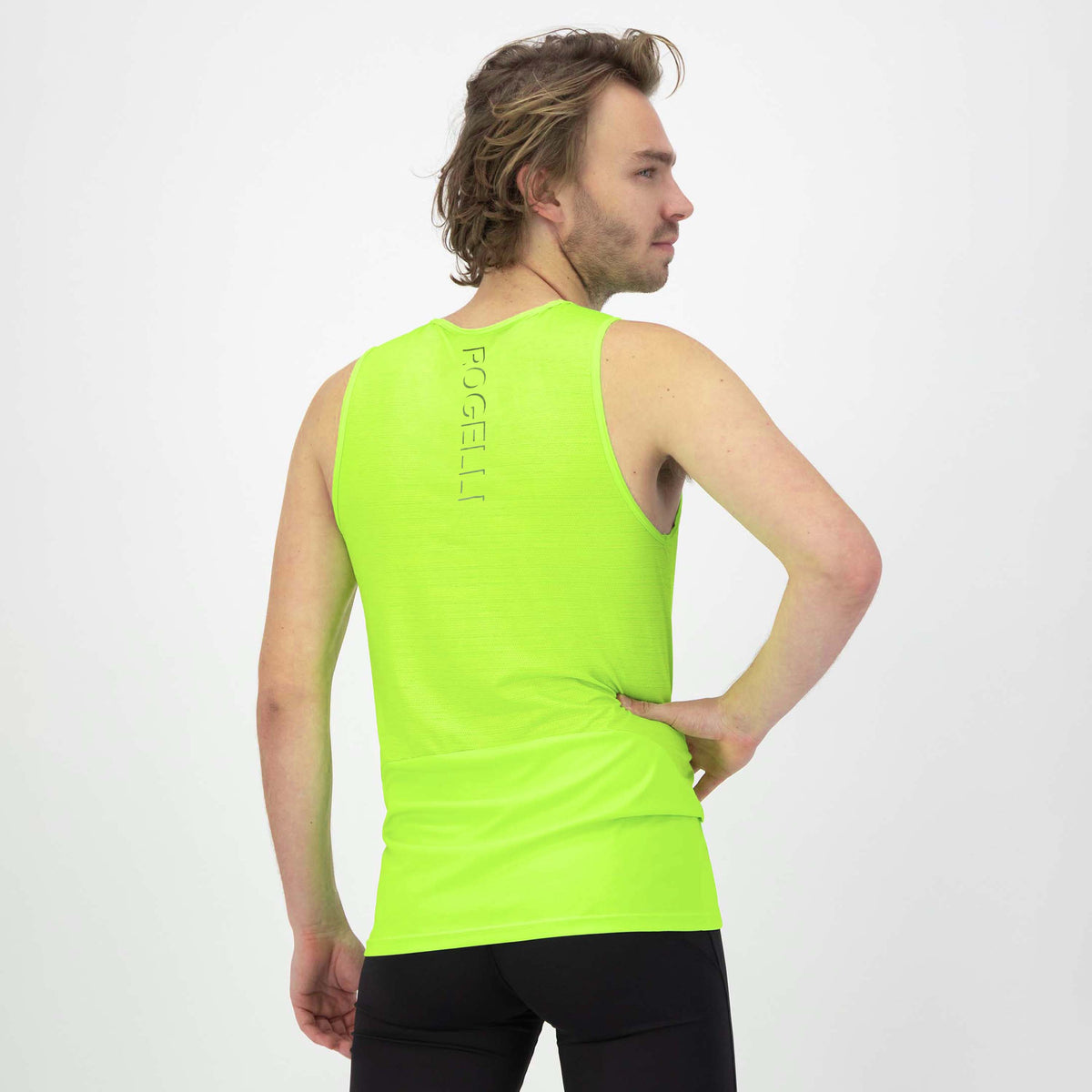 Rogelli Core mouwloos hardloopshirt heren fluor gedragen achterkant.