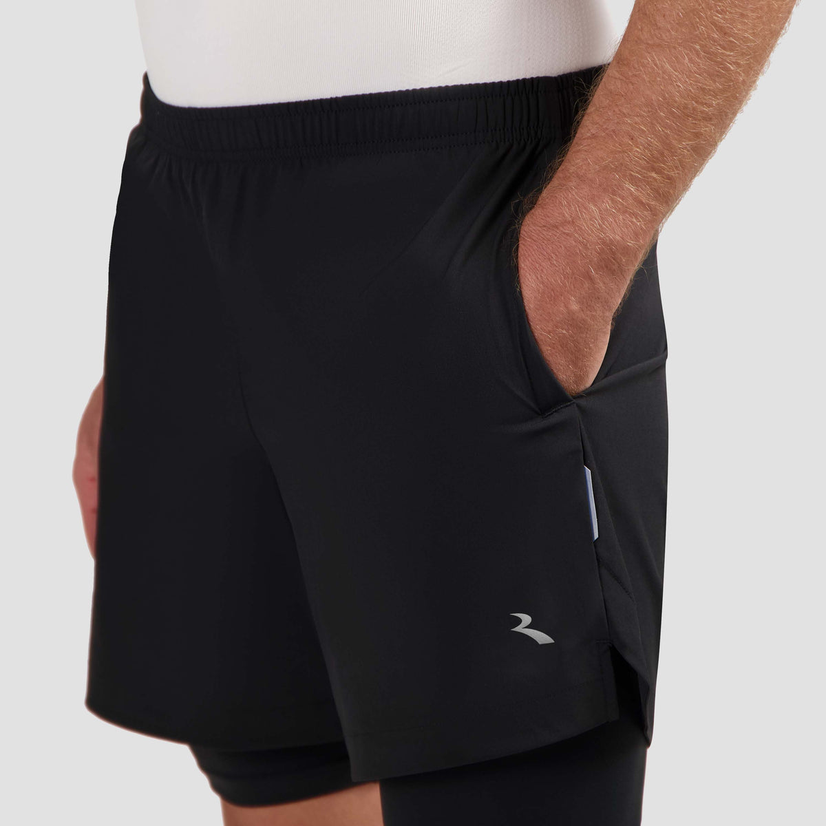 Detail van Rogelli Essential 2-in-1 korte hardloopbroek heren zwart voorkant.