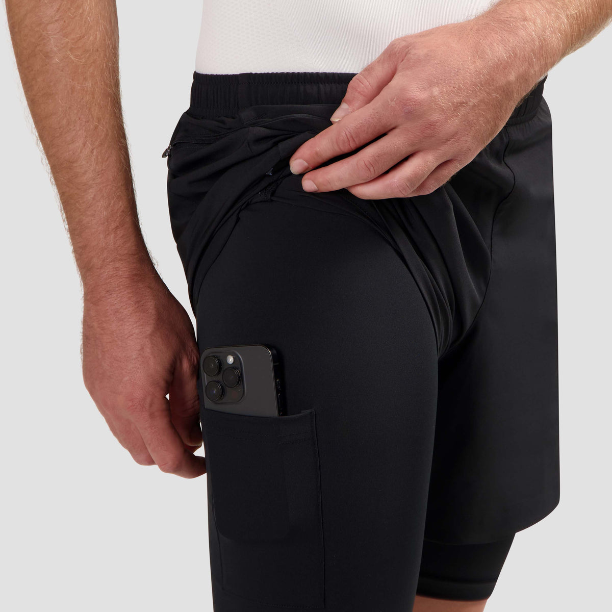 Detail van Essential 2-in-1 korte hardloopbroek heren zwart met zakken.
